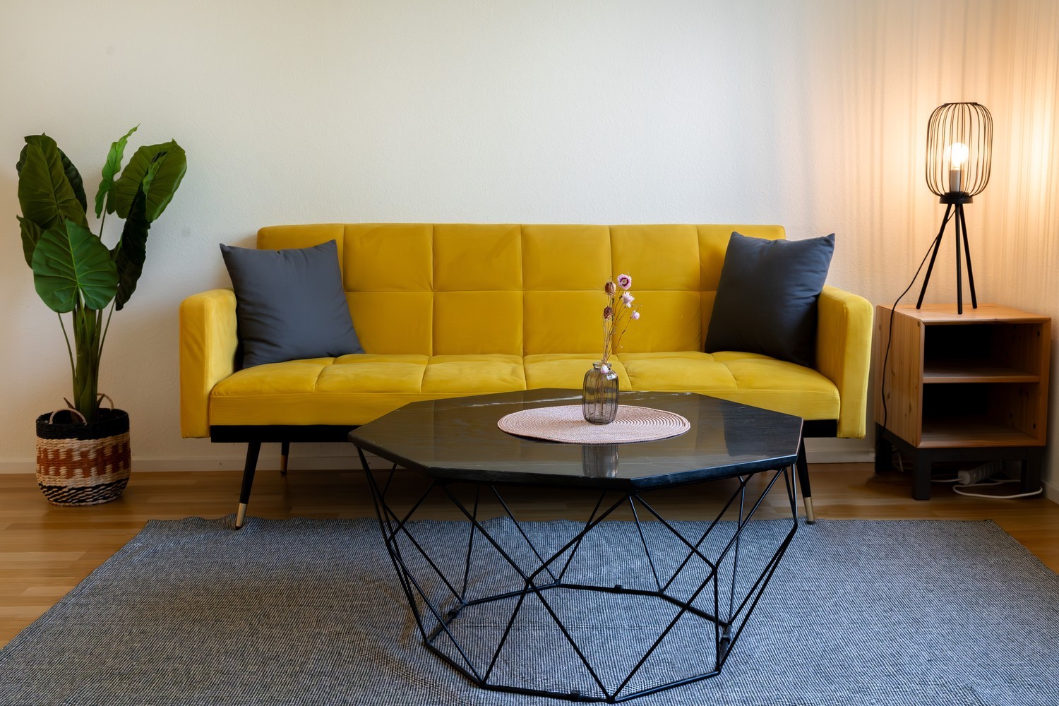 Emplacement parfait entre le centre-ville et la gare CFF ! Cet appartement lumineux est entièrement meublé et équipé, vous permettant d'emménager immédiatement. Un foyer élégant avec intimité en plein centre-ville.