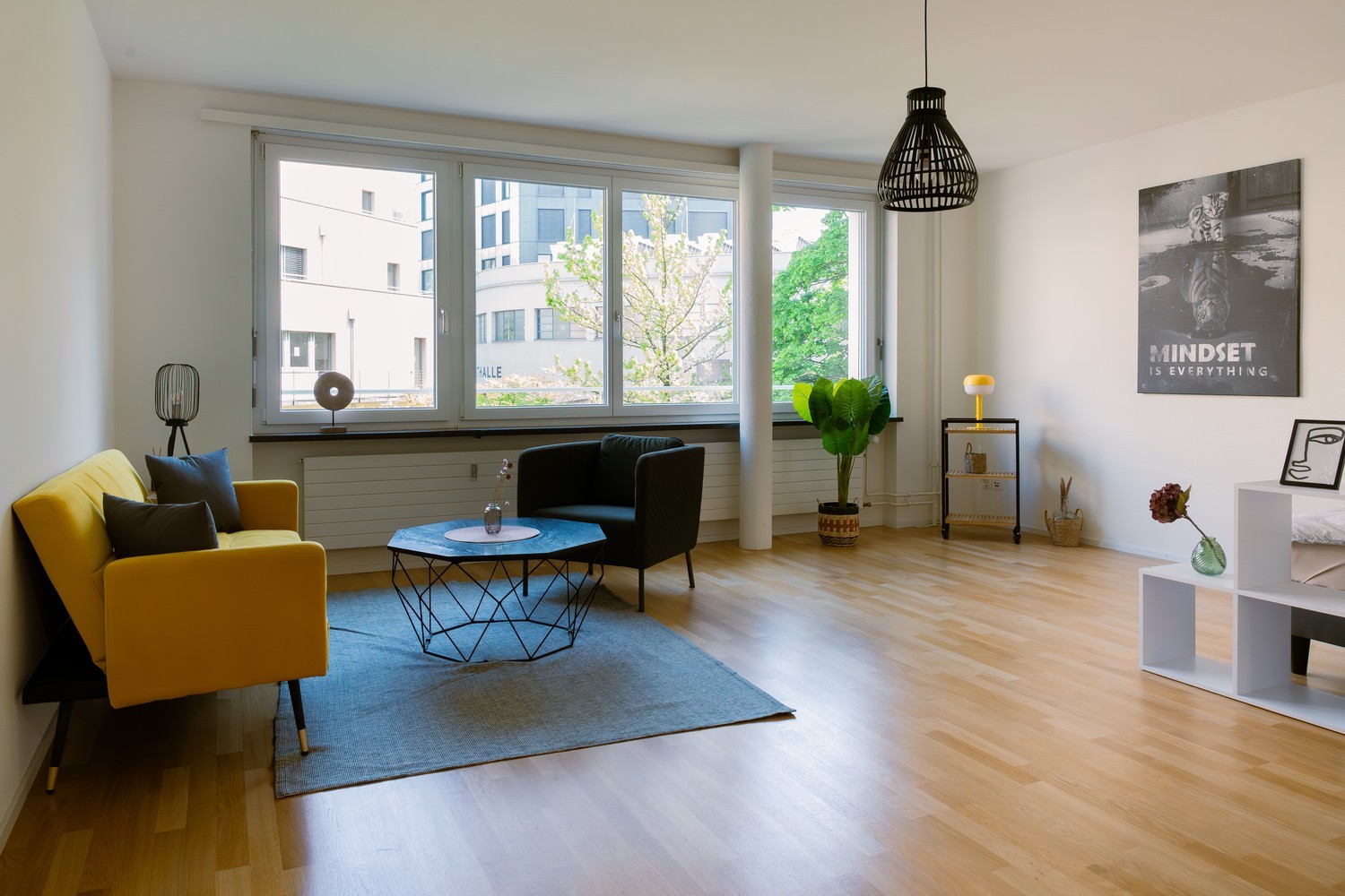 Emplacement parfait entre le centre-ville et la gare CFF ! Cet appartement lumineux est entièrement meublé et équipé, vous permettant d'emménager immédiatement. Un foyer élégant avec intimité en plein centre-ville.