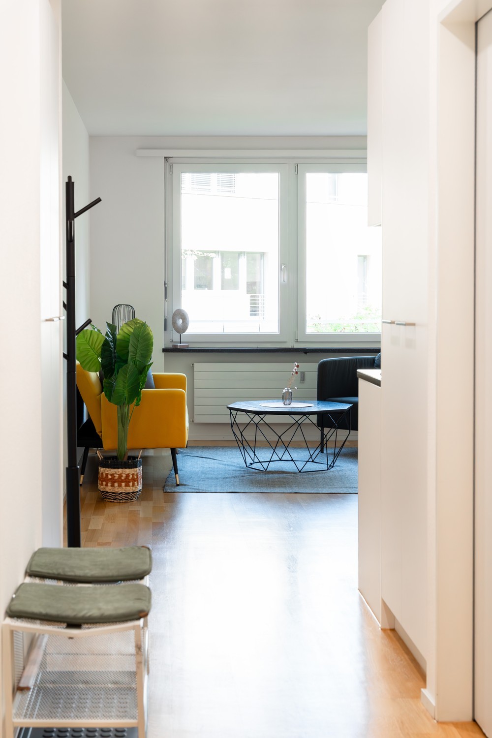Emplacement parfait entre le centre-ville et la gare CFF ! Cet appartement lumineux est entièrement meublé et équipé, vous permettant d'emménager immédiatement. Un foyer élégant avec intimité en plein centre-ville.