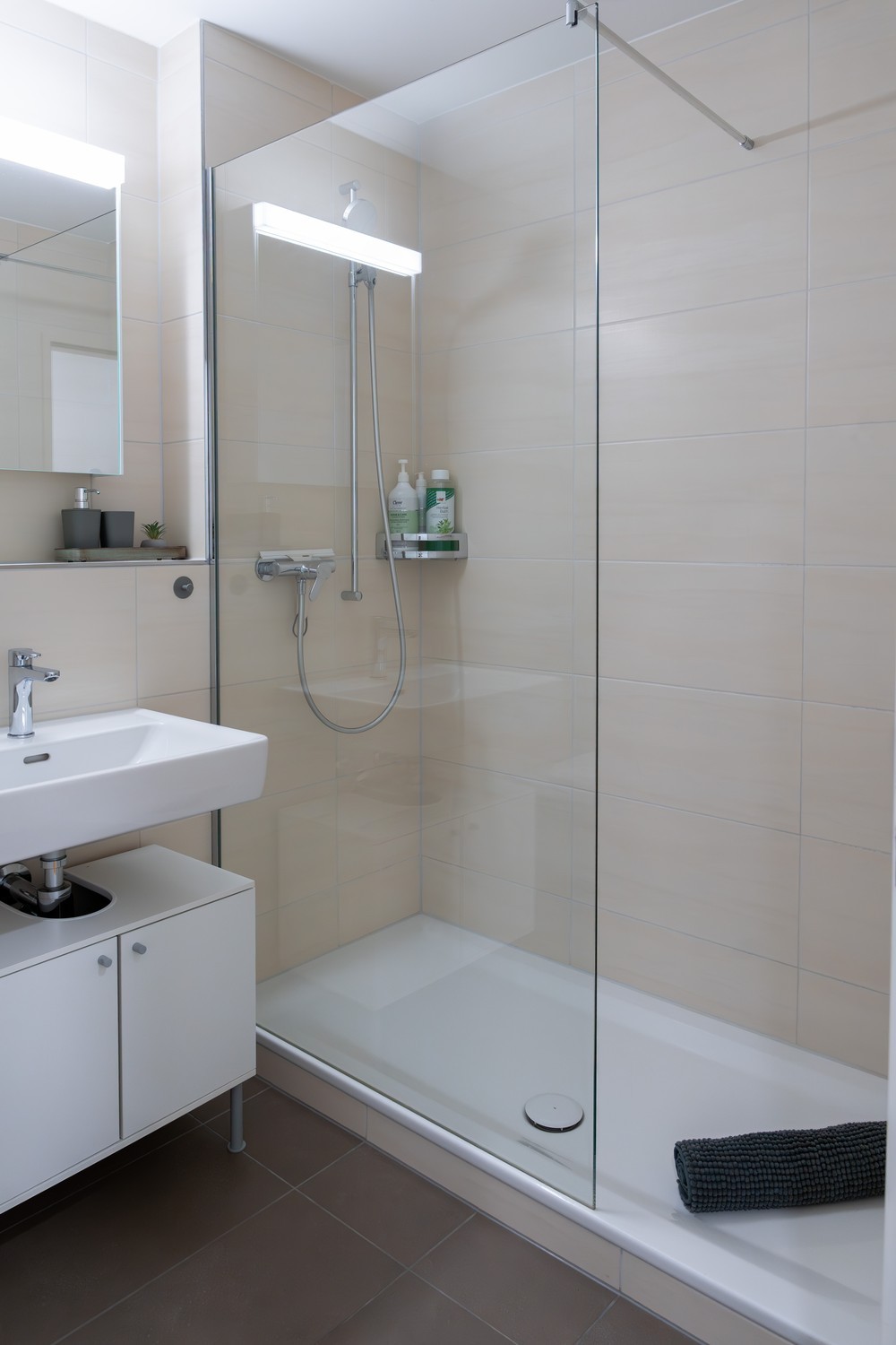Emplacement parfait entre le centre-ville et la gare CFF ! Cet appartement lumineux est entièrement meublé et équipé, vous permettant d'emménager immédiatement. Un foyer élégant avec intimité en plein centre-ville.