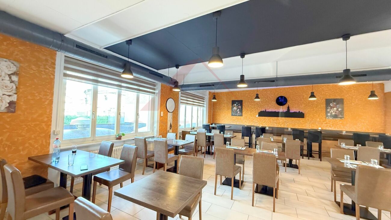 Restaurant attractif avec take-away - places intérieures et extérieures dans un emplacement privilégié

Vous recherchez un emplacement attractif pour votre concept gastronomique ? Ce restaurant / take-away moderne au rez-de-chaussée vous offre des conditions idéales - que ce soit pour un concept exi