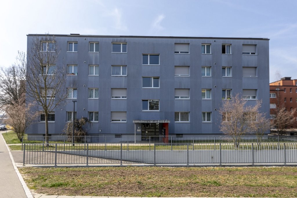 Nous louons immédiatement ou à convenir une place de stationnement pour moto dans un ensemble résidentiel à Kloten.

Loyer de la place de stationnement CHF 20.00/ mois plus 8.1 % TVA

Intéressé ? Une visite en vaut alors la peine.