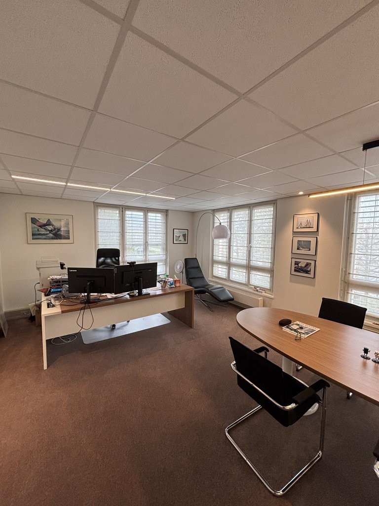 293m² office