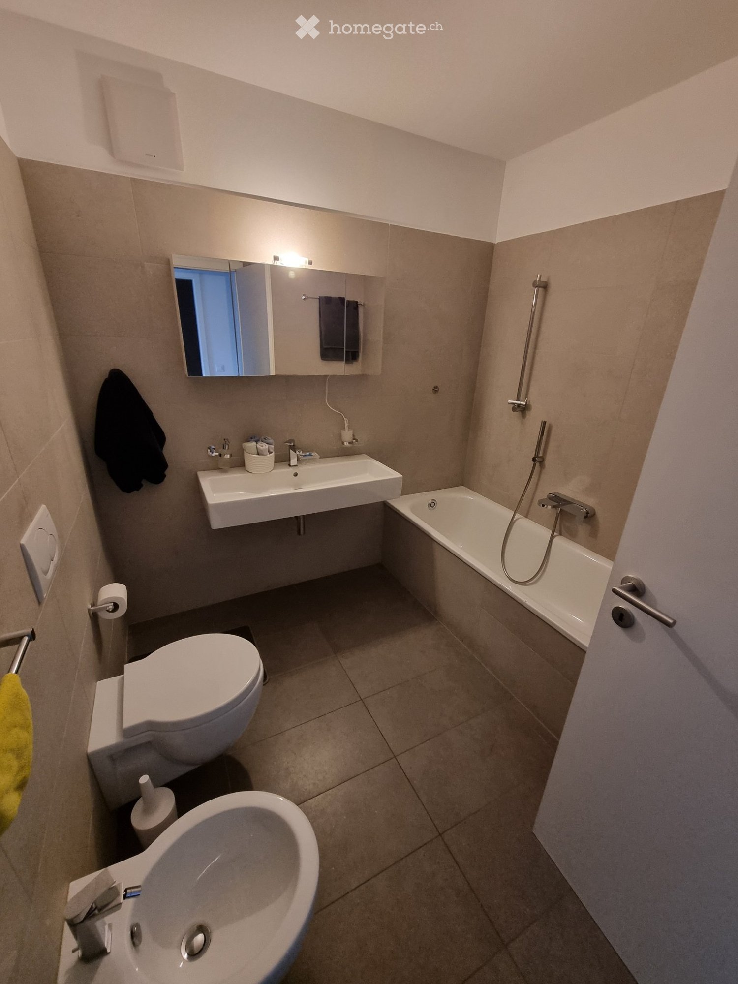 Appartement de 3 ½ pièces

Je cherche un repreneur pour un appartement de 3.5 locaux à Pregassona alta, dans un quartier calme et résidentiel, avec vue dégagée et une excellente luminosité.

L'appartement se compose d'un grand séjour avec accès à une grande terrasse, cuisine ouverte, chambre matrimo, photo 1 sur 4
