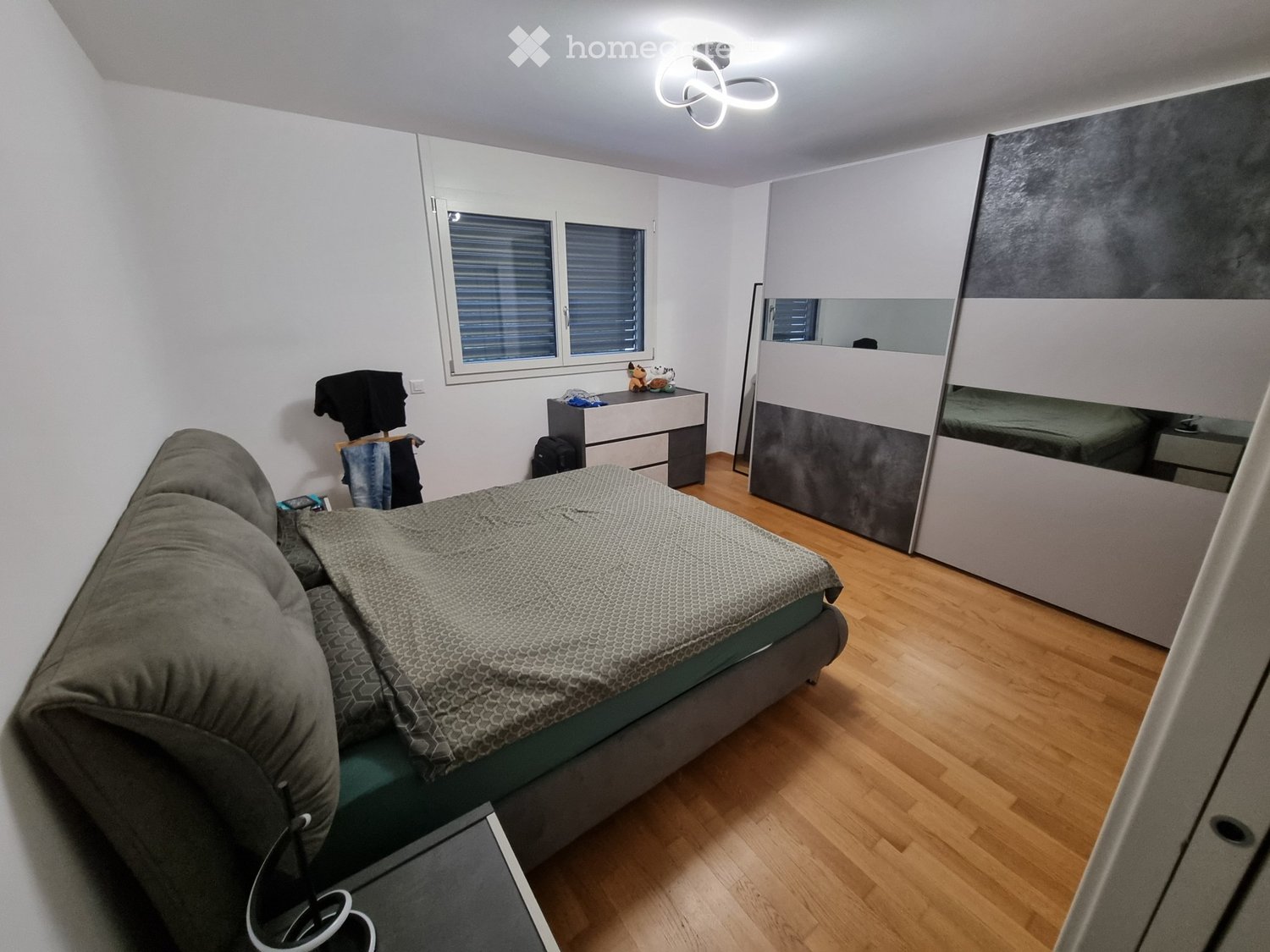 Appartement de 3 ½ pièces

Je cherche un repreneur pour un appartement de 3.5 locaux à Pregassona alta, dans un quartier calme et résidentiel, avec vue dégagée et une excellente luminosité.

L'appartement se compose d'un grand séjour avec accès à une grande terrasse, cuisine ouverte, chambre matrimo, photo 3 sur 4