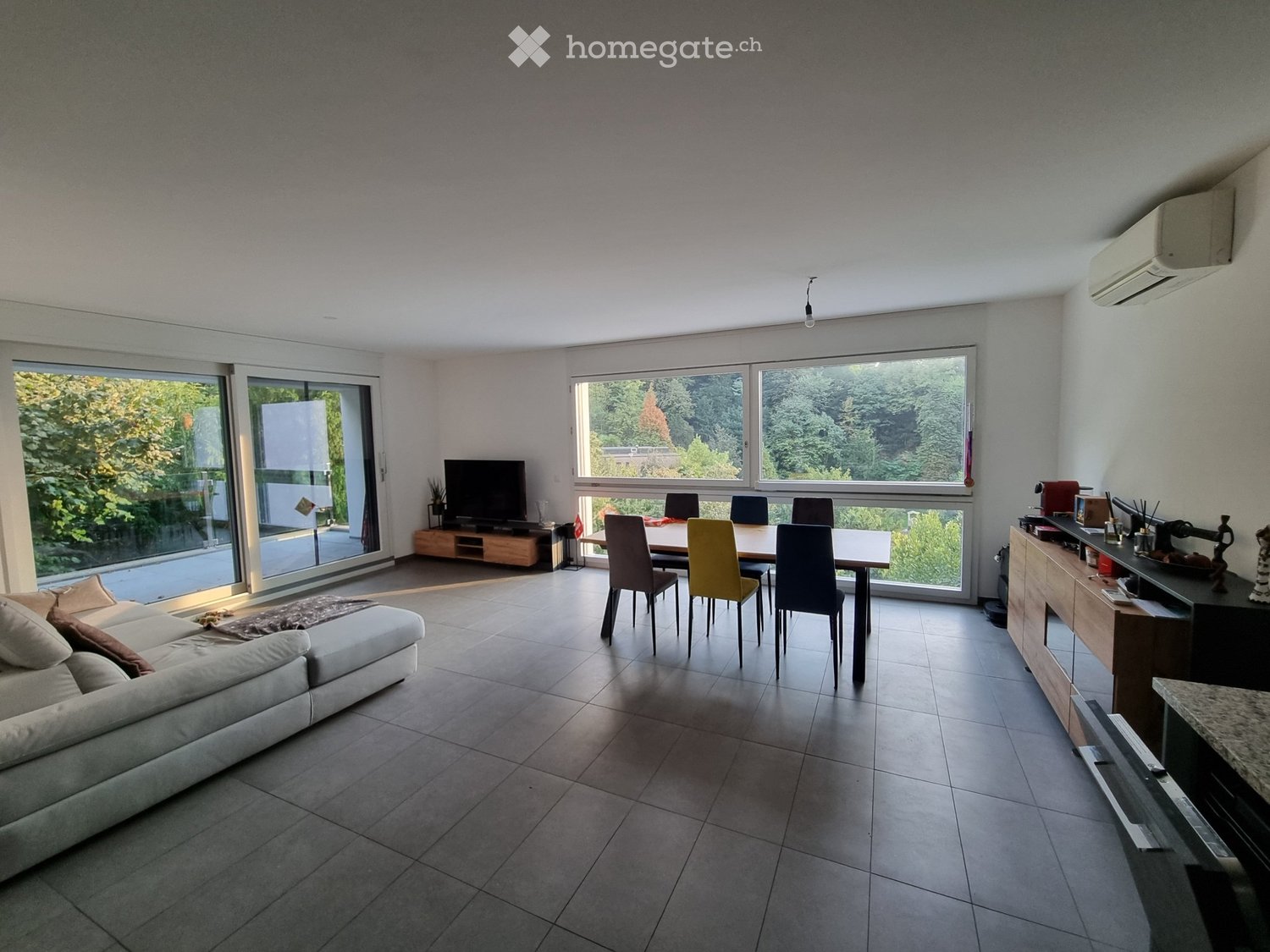 Appartement de 3 ½ pièces

Je cherche un repreneur pour un appartement de 3.5 locaux à Pregassona alta, dans un quartier calme et résidentiel, avec vue dégagée et une excellente luminosité.

L'appartement se compose d'un grand séjour avec accès à une grande terrasse, cuisine ouverte, chambre matrimo, photo 2 sur 4