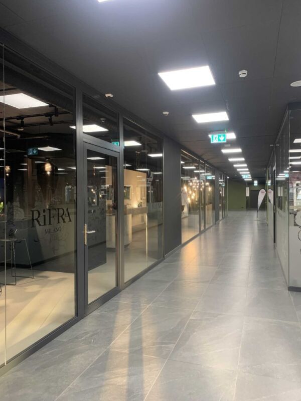 61m² shop