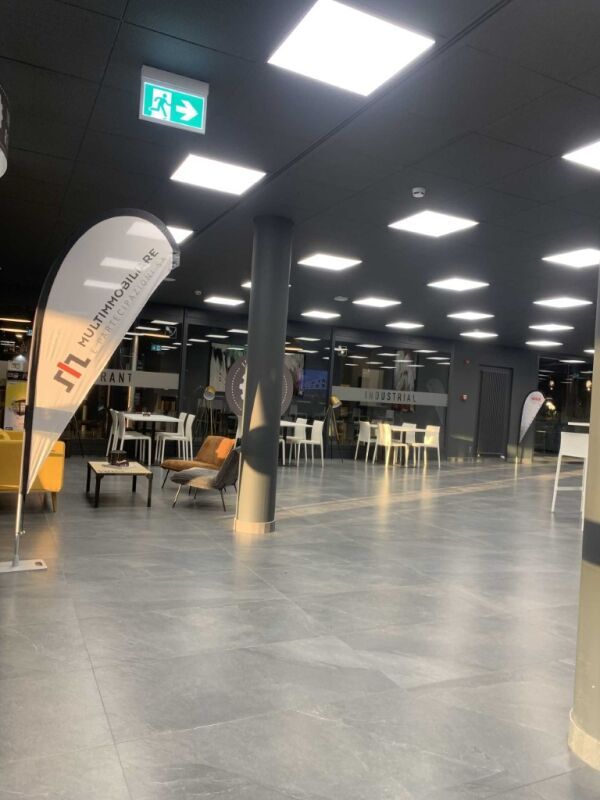 61m² shop