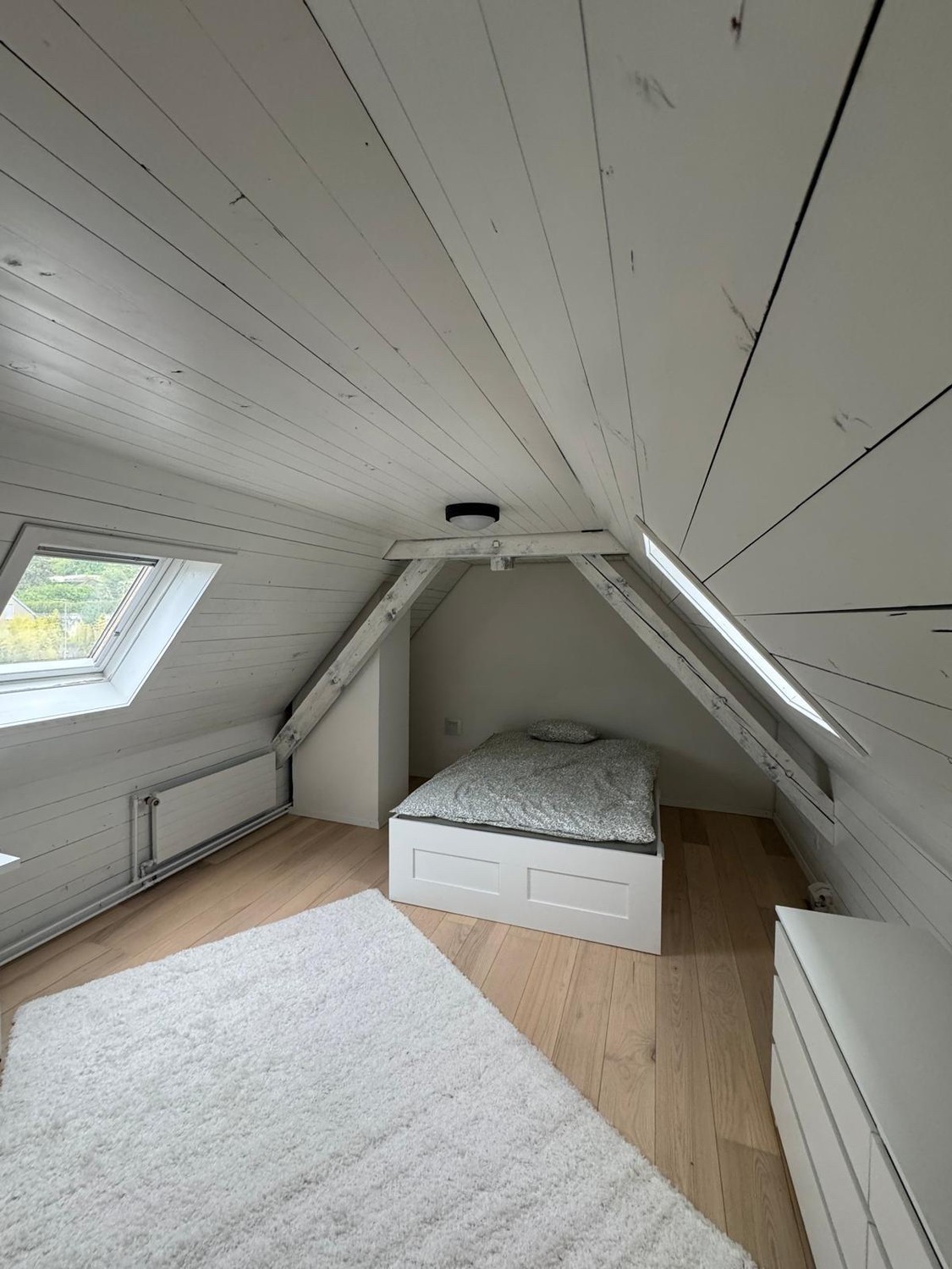 Chambre dans une colocation

Je loue une chambre mansardée douillette et je recherche une personne sympathique et fiable qui apprécie un foyer calme et agréable.

La vie commune chez moi est simple et détendue. Il est important pour moi que l'on s'entende bien, que l'on se traite avec respect et que