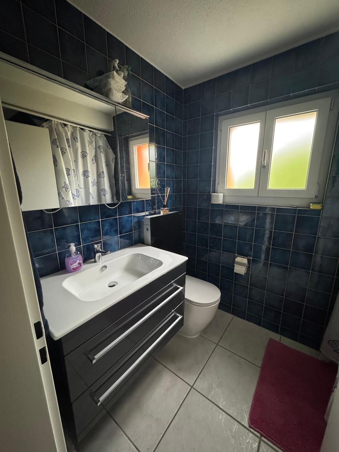 Chambre dans une colocation

Je loue une chambre mansardée douillette et je recherche une personne sympathique et fiable qui apprécie un foyer calme et agréable.

La vie commune chez moi est simple et détendue. Il est important pour moi que l'on s'entende bien, que l'on se traite avec respect et que