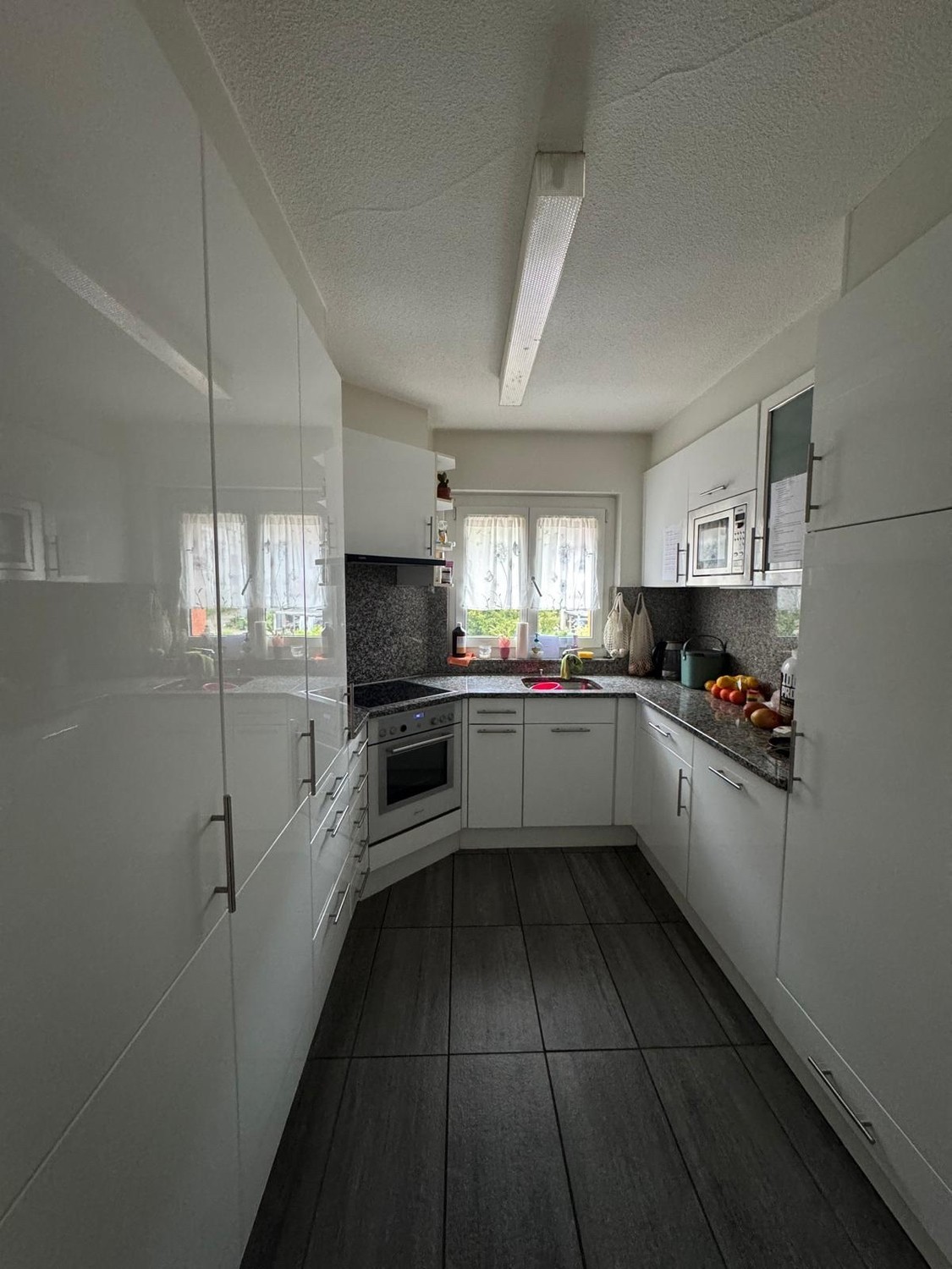Chambre dans une colocation

Je loue une chambre mansardée douillette et je recherche une personne sympathique et fiable qui apprécie un foyer calme et agréable.

La vie commune chez moi est simple et détendue. Il est important pour moi que l'on s'entende bien, que l'on se traite avec respect et que