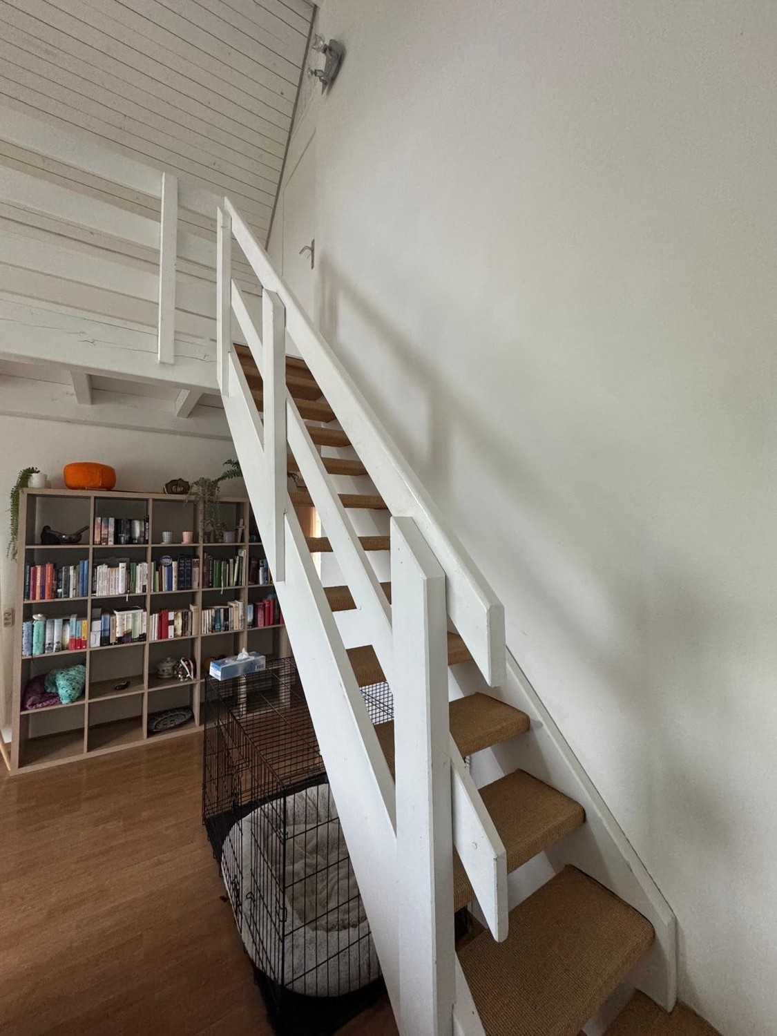 Chambre dans une colocation

Je loue une chambre mansardée douillette et je recherche une personne sympathique et fiable qui apprécie un foyer calme et agréable.

La vie commune chez moi est simple et détendue. Il est important pour moi que l'on s'entende bien, que l'on se traite avec respect et que