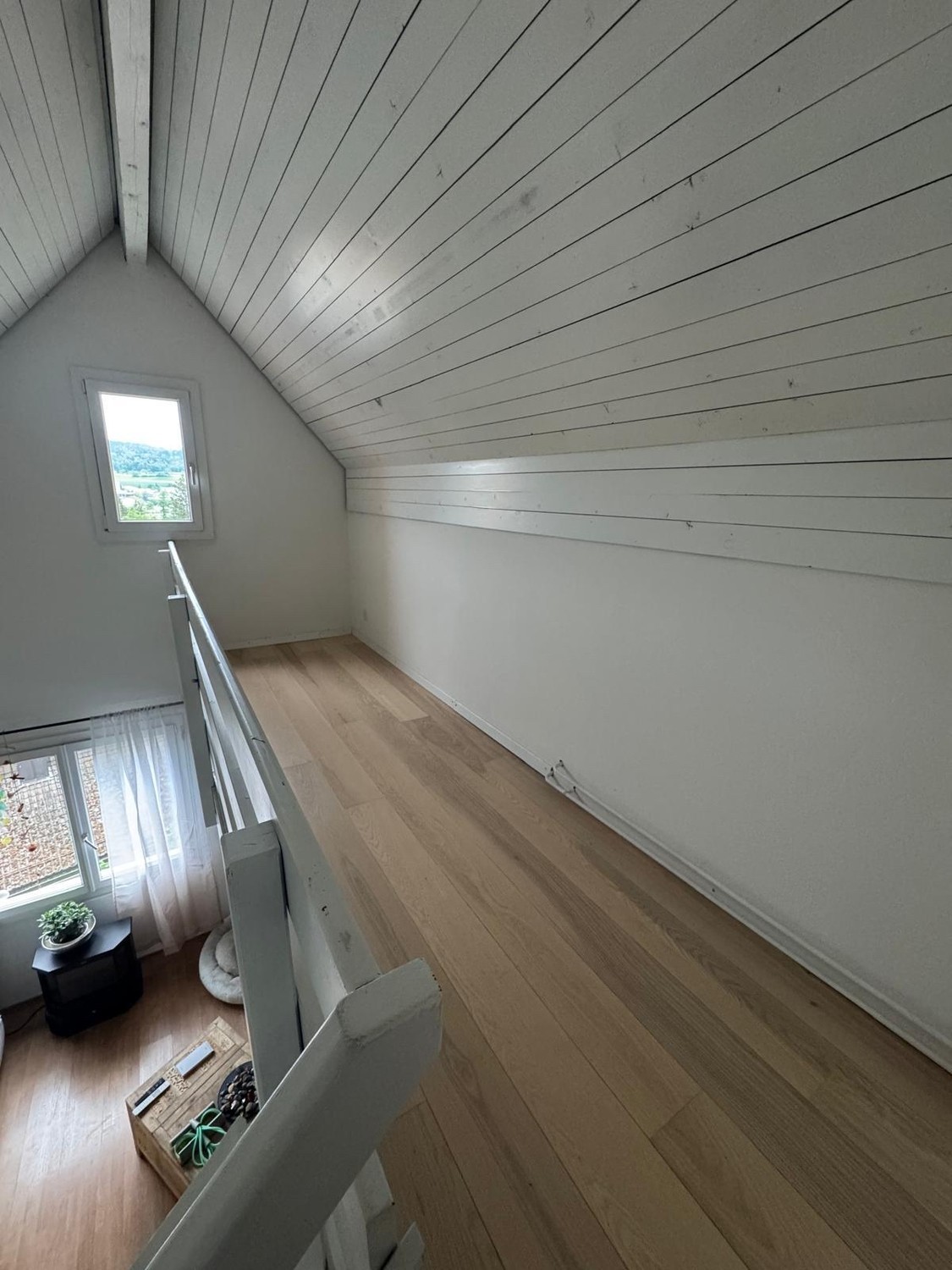 Chambre dans une colocation

Je loue une chambre mansardée douillette et je recherche une personne sympathique et fiable qui apprécie un foyer calme et agréable.

La vie commune chez moi est simple et détendue. Il est important pour moi que l'on s'entende bien, que l'on se traite avec respect et que