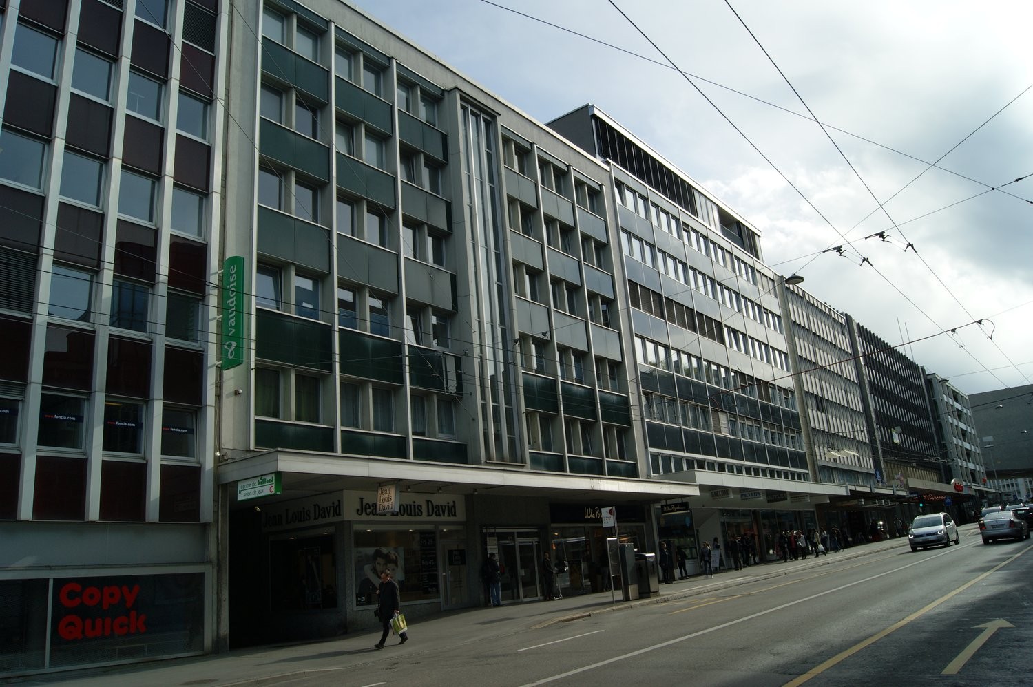 332m² shop