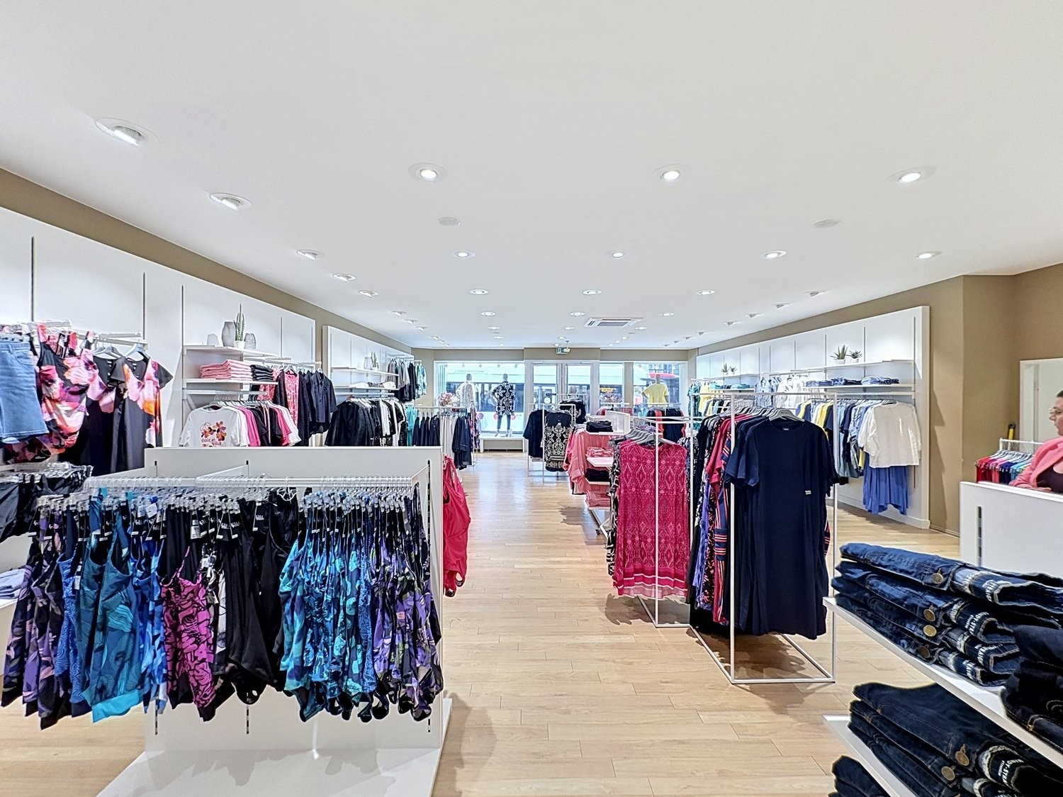 332m² shop