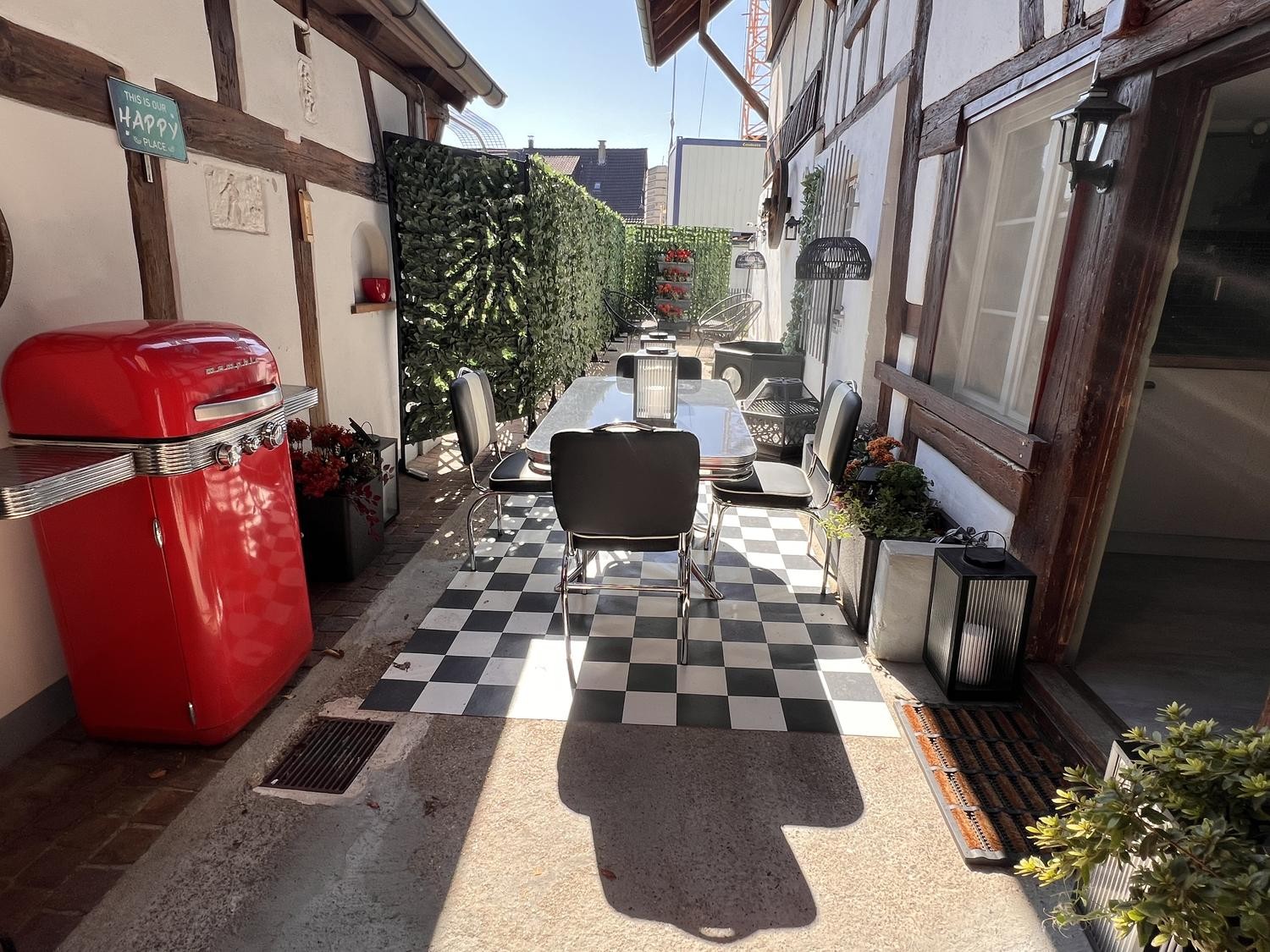 Chambre dans une colocation

Magnifique suite privée de deux pièces (26 m²) meublée avec goût au sein d'une ferme suisse élégamment rénovée (246 m²) dans le village paisible de Wil ZH.
**Loyer mensuel : CHF 2 320 tout compris**, couvrant les charges, le chauffage, l'électricité, l'eau, le parking et, photo 7 sur 8