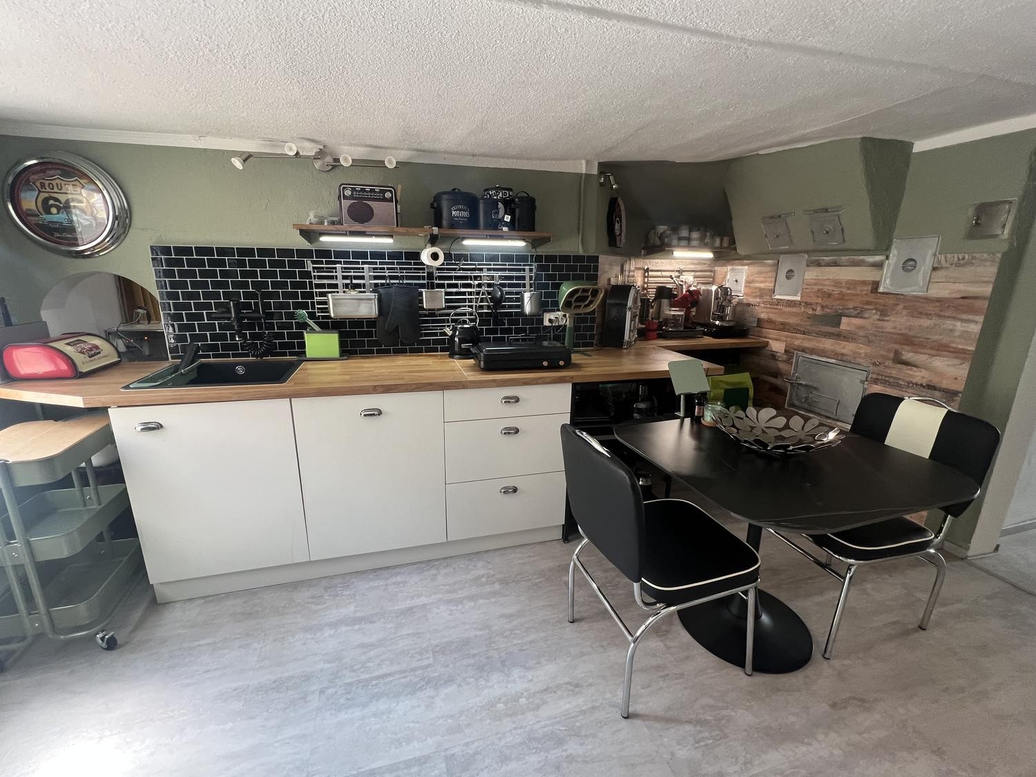 Chambre dans une colocation

Magnifique suite privée de deux pièces (26 m²) meublée avec goût au sein d'une ferme suisse élégamment rénovée (246 m²) dans le village paisible de Wil ZH.
**Loyer mensuel : CHF 2 320 tout compris**, couvrant les charges, le chauffage, l'électricité, l'eau, le parking et, photo 4 sur 8