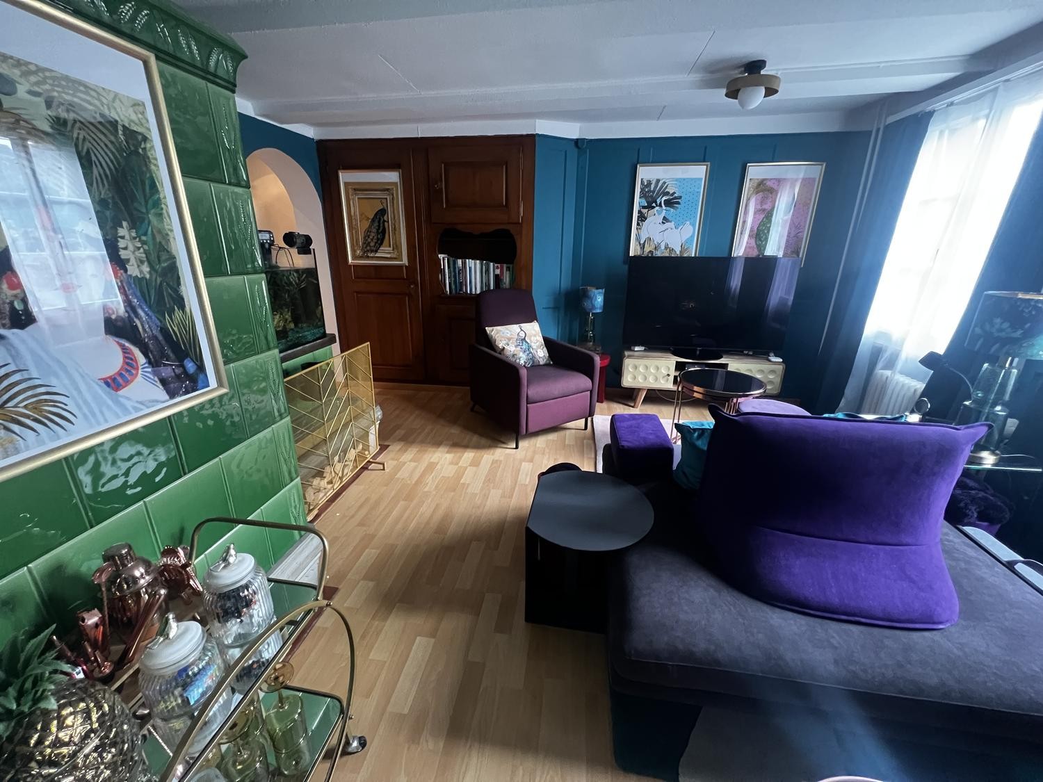 Chambre dans une colocation

Magnifique suite privée de deux pièces (26 m²) meublée avec goût au sein d'une ferme suisse élégamment rénovée (246 m²) dans le village paisible de Wil ZH.
**Loyer mensuel : CHF 2 320 tout compris**, couvrant les charges, le chauffage, l'électricité, l'eau, le parking et, photo 3 sur 8