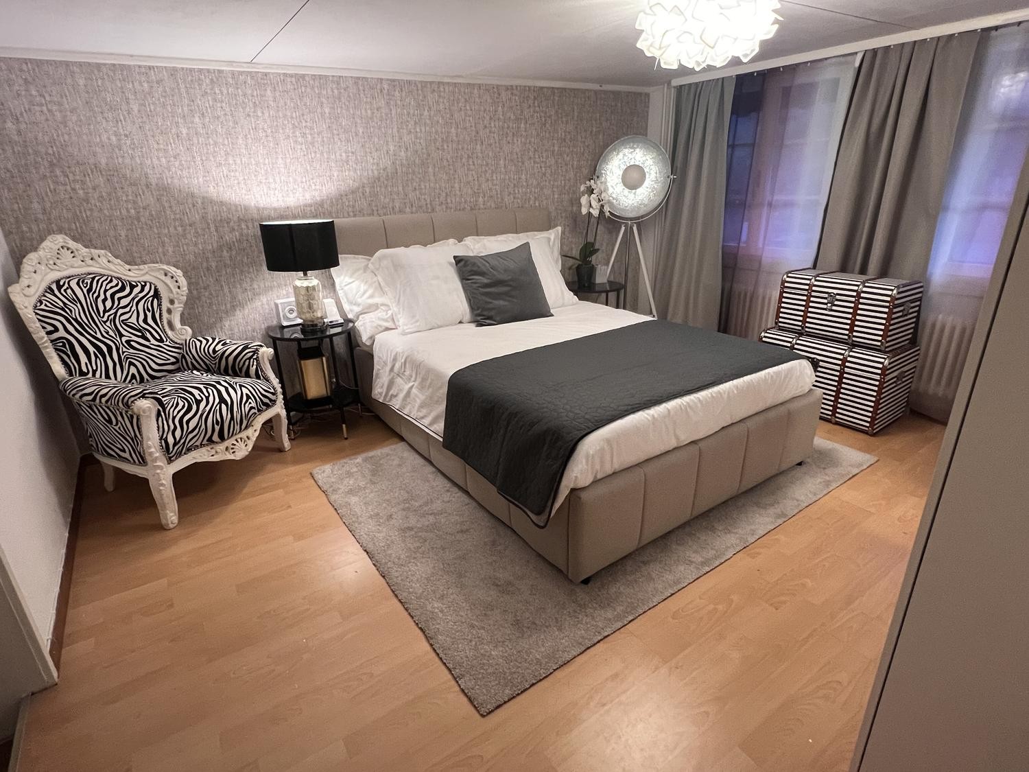 Chambre dans une colocation

Magnifique suite privée de deux pièces (26 m²) meublée avec goût au sein d'une ferme suisse élégamment rénovée (246 m²) dans le village paisible de Wil ZH.
**Loyer mensuel : CHF 2 320 tout compris**, couvrant les charges, le chauffage, l'électricité, l'eau, le parking et, photo 2 sur 8
