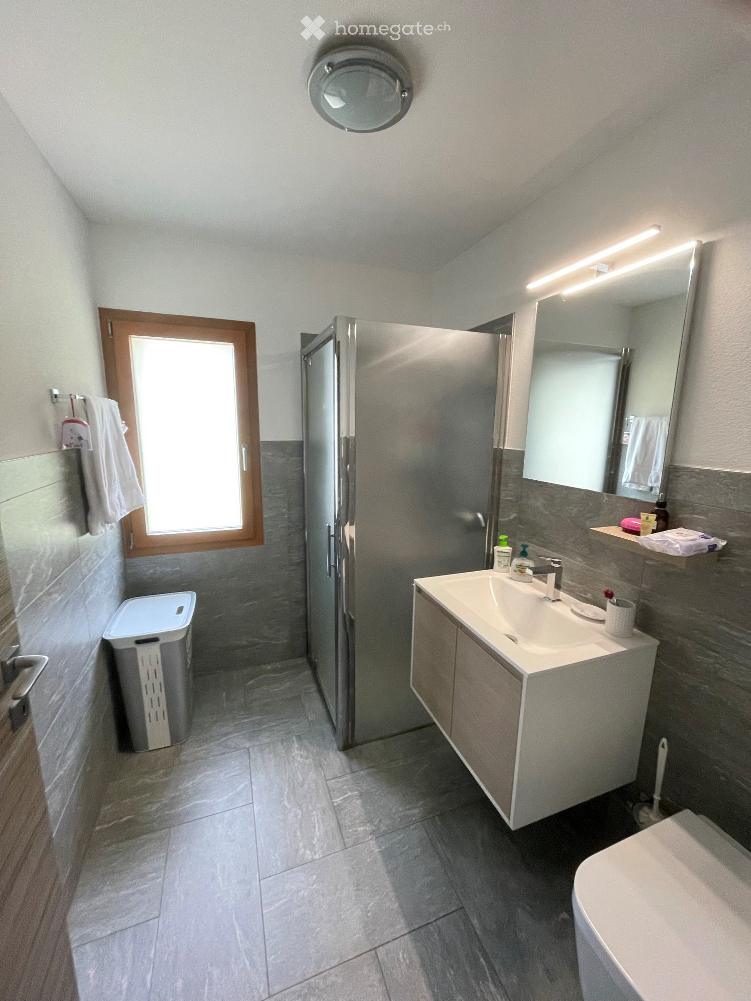 Appartement de 3 ½ pièces

Je cherche un repreneur pour la mi-novembre pour un magnifique appartement de 3,5 pièces (91 m2) au premier étage situé au cœur de Cama : proche des écoles et de l'arrêt de bus, pratique pour l'autoroute et à seulement 15 minutes de Bellinzona.
L'appartement se compose de , photo 4 sur 5