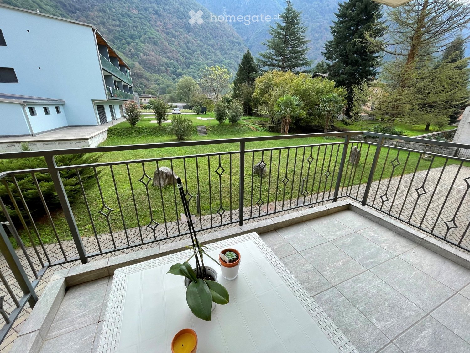 Appartement de 3 ½ pièces

Je cherche un repreneur pour la mi-novembre pour un magnifique appartement de 3,5 pièces (91 m2) au premier étage situé au cœur de Cama : proche des écoles et de l'arrêt de bus, pratique pour l'autoroute et à seulement 15 minutes de Bellinzona.
L'appartement se compose de , photo 5 sur 5