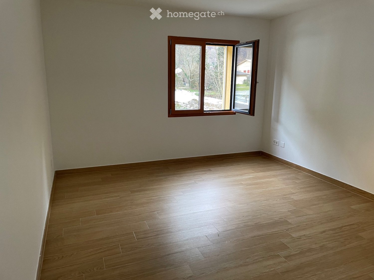 Appartement de 3 ½ pièces

Je cherche un repreneur pour la mi-novembre pour un magnifique appartement de 3,5 pièces (91 m2) au premier étage situé au cœur de Cama : proche des écoles et de l'arrêt de bus, pratique pour l'autoroute et à seulement 15 minutes de Bellinzona.
L'appartement se compose de , photo 3 sur 5