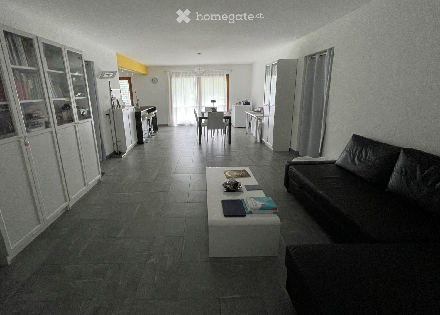 Appartement de 3 ½ pièces

Je cherche un repreneur pour la mi-novembre pour un magnifique appartement de 3,5 pièces (91 m2) au premier étage situé au cœur de Cama : proche des écoles et de l'arrêt de bus, pratique pour l'autoroute et à seulement 15 minutes de Bellinzona.
L'appartement se compose de , photo 2 sur 5