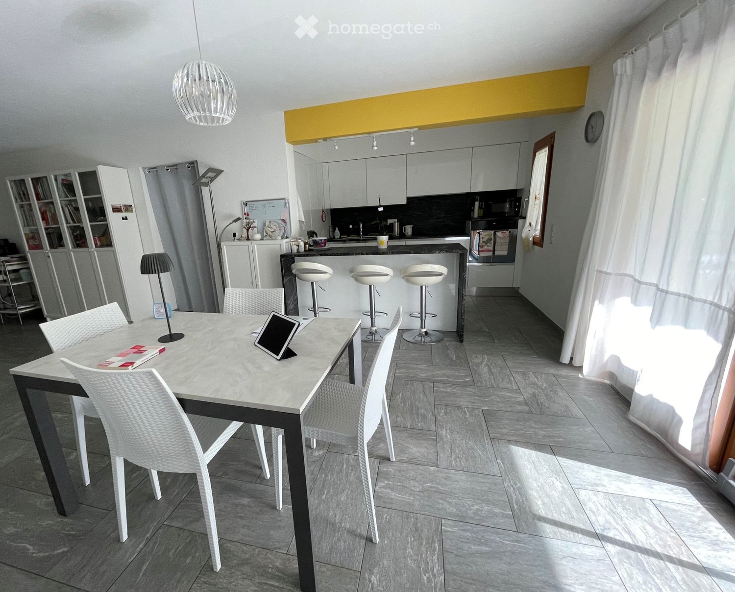 Appartement de 3 ½ pièces

Je cherche un repreneur pour la mi-novembre pour un magnifique appartement de 3,5 pièces (91 m2) au premier étage situé au cœur de Cama : proche des écoles et de l'arrêt de bus, pratique pour l'autoroute et à seulement 15 minutes de Bellinzona.
L'appartement se compose de , photo 1 sur 5