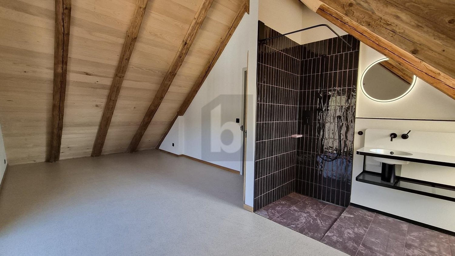 Appartement mansardé de 2 pièces, photo 2 sur 4