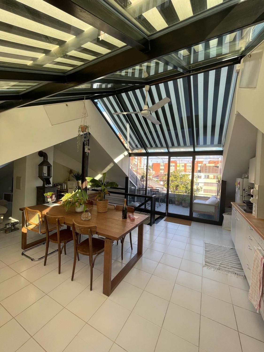 Chambre dans une colocation
Dans notre colocation de 3 personnes, une belle chambre spacieuse se libère à partir du **02.22.2026**.
**L'essentiel en un coup d'œil :**
- **Taille :** env. 9 m²
- **Loyer :** 2030 incl. charges, sous-location
- **Ameublement :** Non meublé
**L'appartement et l'emplace, photo 1 sur 4
