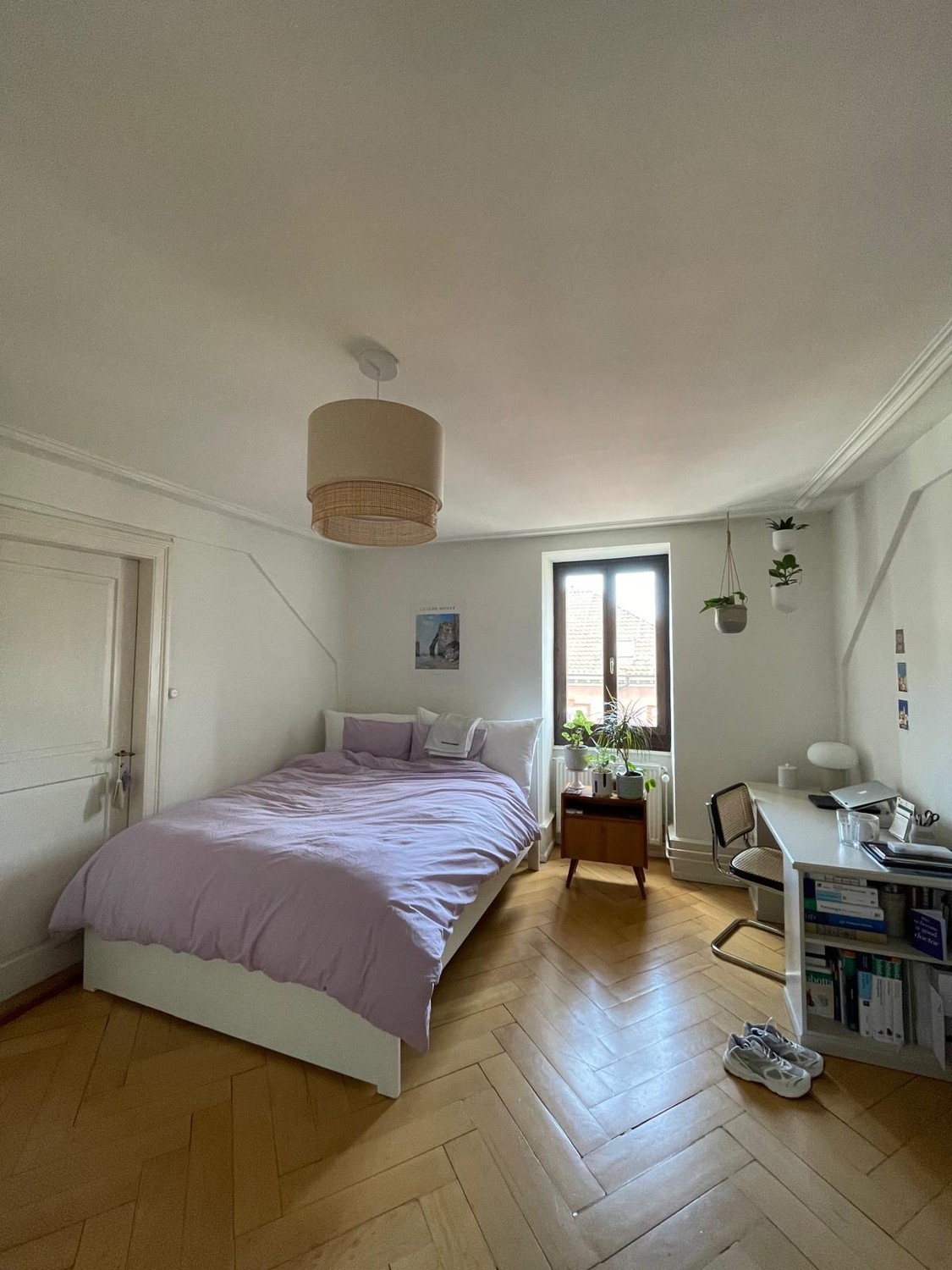 Chambre dans une colocation
Dans notre colocation de 3 personnes, une belle chambre spacieuse se libère à partir du **02.22.2026**.
**L'essentiel en un coup d'œil :**
- **Taille :** env. 9 m²
- **Loyer :** 2030 incl. charges, sous-location
- **Ameublement :** Non meublé
**L'appartement et l'emplace, photo 2 sur 4