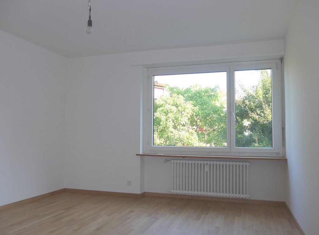 Appartement de 4 pièces

Cet appartement est situé immédiatement au bord du Schützenmattpark et offre une vue relaxante sur la verdure.

L'appartement comprend : entrée et 4 pièces avec parquets, cuisine équipée, douche, toilettes ainsi que 2 balcons. De plus, il y a un ascenseur, une buanderie (ave, photo 5 sur 8