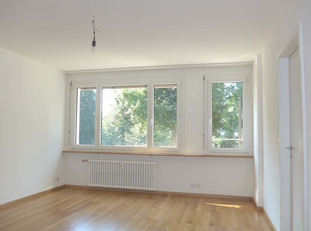 Appartement de 4 pièces

Cet appartement est situé immédiatement au bord du Schützenmattpark et offre une vue relaxante sur la verdure.

L'appartement comprend : entrée et 4 pièces avec parquets, cuisine équipée, douche, toilettes ainsi que 2 balcons. De plus, il y a un ascenseur, une buanderie (ave, photo 4 sur 8