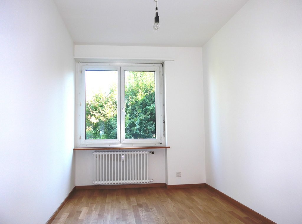 Appartement de 4 pièces

Cet appartement est situé immédiatement au bord du Schützenmattpark et offre une vue relaxante sur la verdure.

L'appartement comprend : entrée et 4 pièces avec parquets, cuisine équipée, douche, toilettes ainsi que 2 balcons. De plus, il y a un ascenseur, une buanderie (ave, photo 3 sur 8