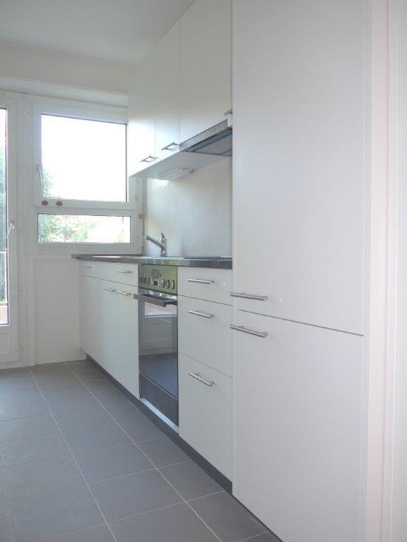Appartement de 4 pièces

Cet appartement est situé immédiatement au bord du Schützenmattpark et offre une vue relaxante sur la verdure.

L'appartement comprend : entrée et 4 pièces avec parquets, cuisine équipée, douche, toilettes ainsi que 2 balcons. De plus, il y a un ascenseur, une buanderie (ave, photo 6 sur 8