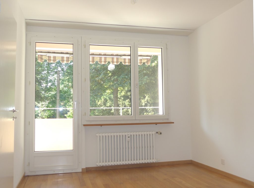 Appartement de 4 pièces

Cet appartement est situé immédiatement au bord du Schützenmattpark et offre une vue relaxante sur la verdure.

L'appartement comprend : entrée et 4 pièces avec parquets, cuisine équipée, douche, toilettes ainsi que 2 balcons. De plus, il y a un ascenseur, une buanderie (ave, photo 1 sur 8