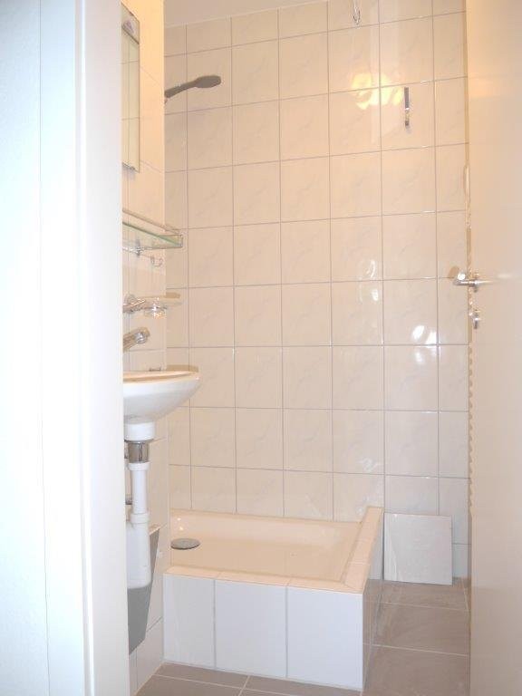 Appartement de 4 pièces

Cet appartement est situé immédiatement au bord du Schützenmattpark et offre une vue relaxante sur la verdure.

L'appartement comprend : entrée et 4 pièces avec parquets, cuisine équipée, douche, toilettes ainsi que 2 balcons. De plus, il y a un ascenseur, une buanderie (ave, photo 8 sur 8