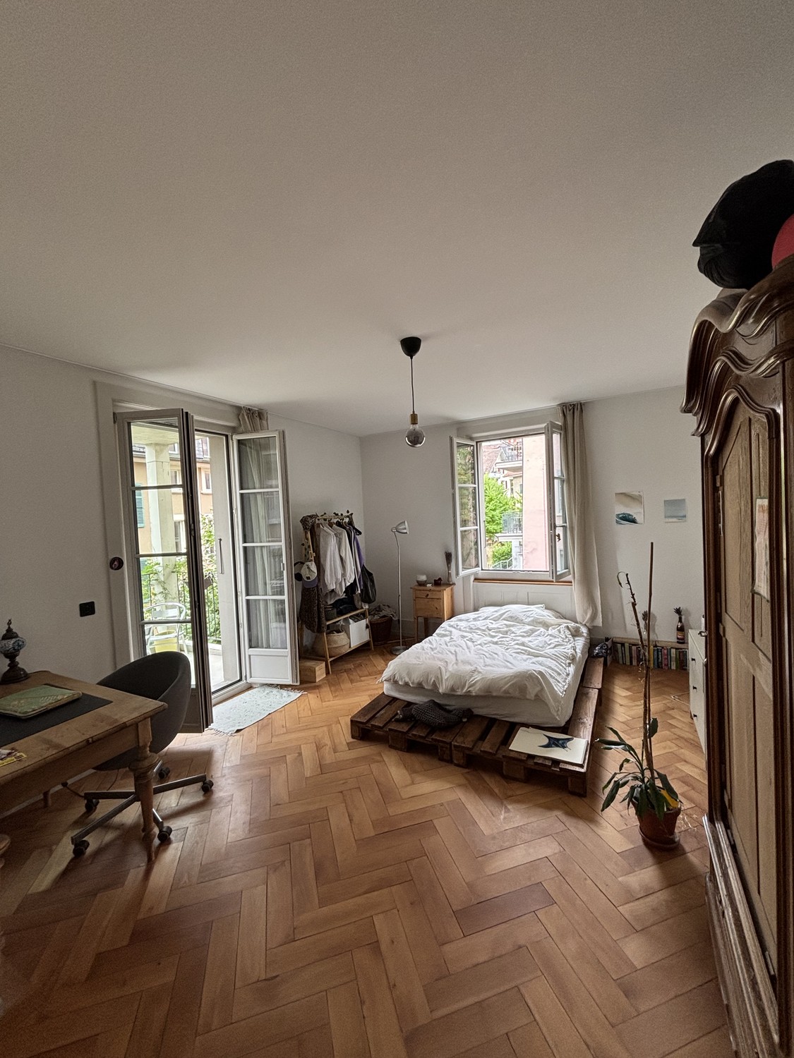 Chambre dans une colocation
description":"grande chambre lumineuse avec balcon :)
La colocation dispose d'une grande cuisine et d'un salon. Au Mattenhof, gare à 5 minutes en tram. Commerces à proximité ainsi que des cafés et bars sympas :)"}, photo 1 sur 3