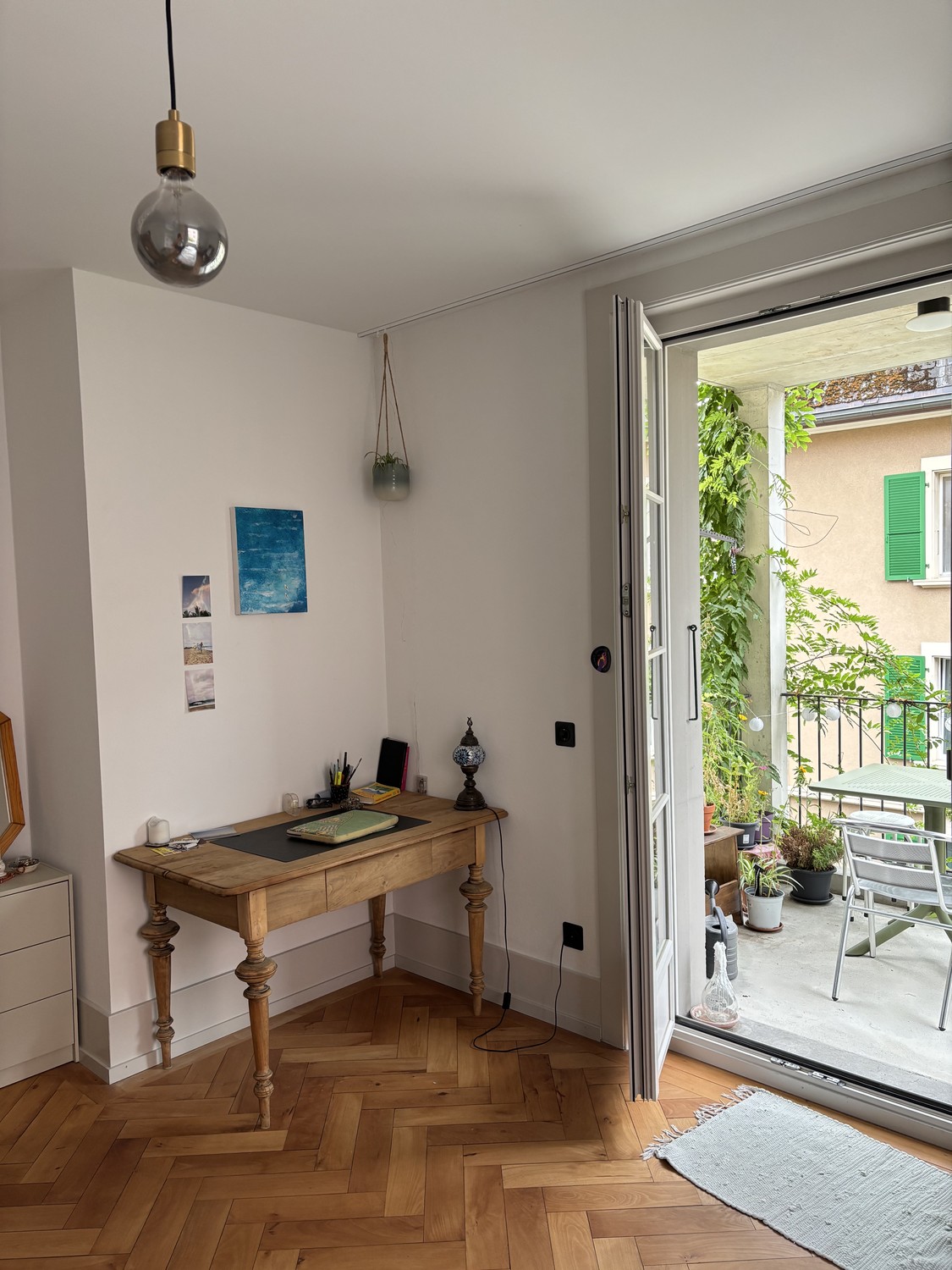 Chambre dans une colocation
description":"grande chambre lumineuse avec balcon :)
La colocation dispose d'une grande cuisine et d'un salon. Au Mattenhof, gare à 5 minutes en tram. Commerces à proximité ainsi que des cafés et bars sympas :)"}, photo 3 sur 3