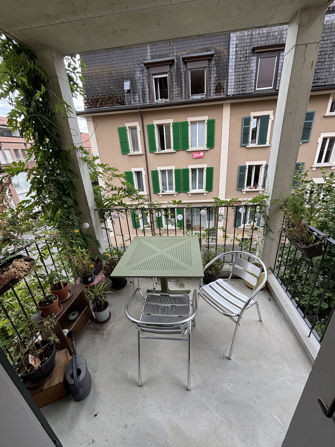 Chambre dans une colocation
description":"grande chambre lumineuse avec balcon :)
La colocation dispose d'une grande cuisine et d'un salon. Au Mattenhof, gare à 5 minutes en tram. Commerces à proximité ainsi que des cafés et bars sympas :)"}, photo 2 sur 3