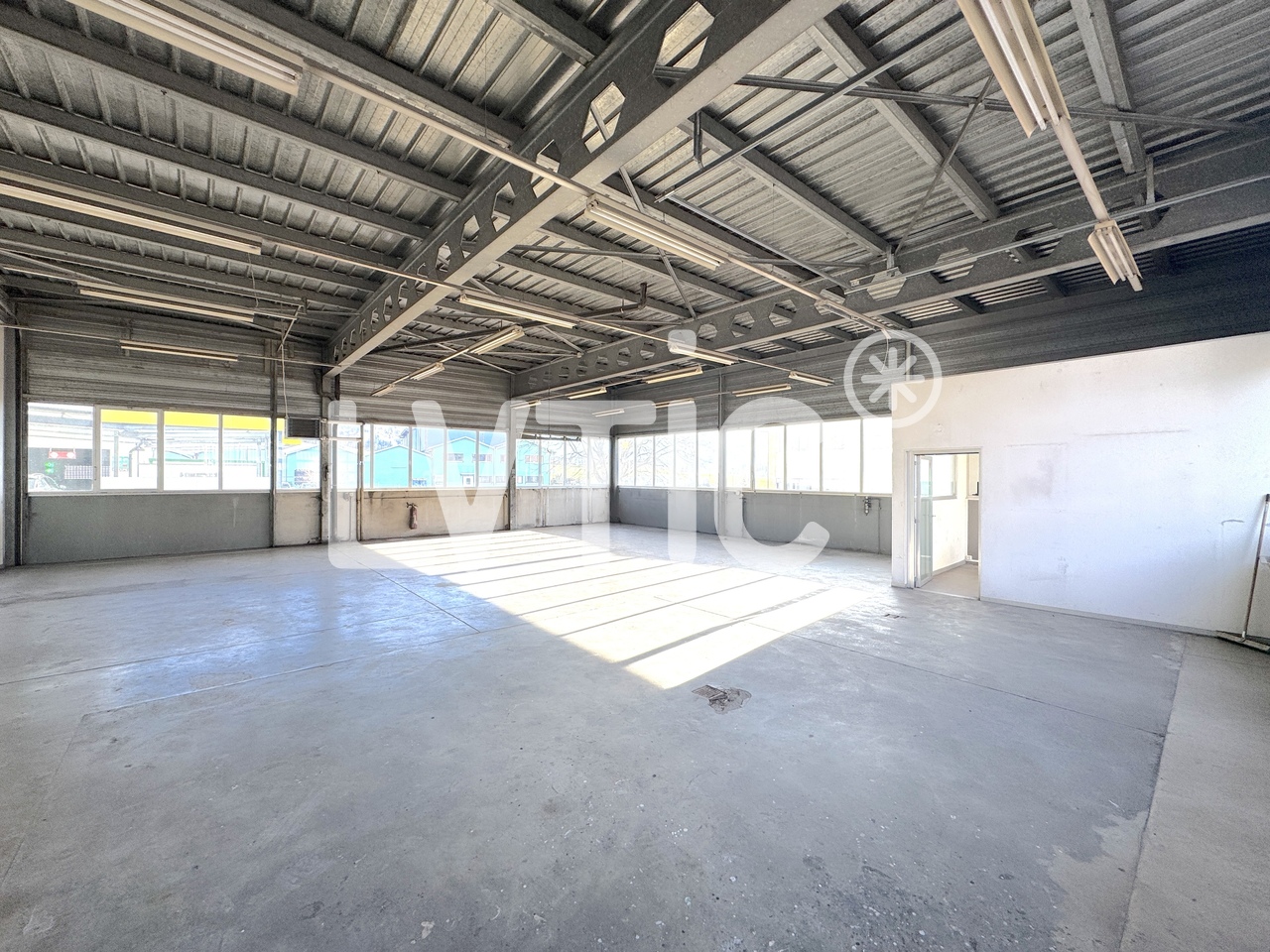 725m² industrial object, photo 1 sur 10