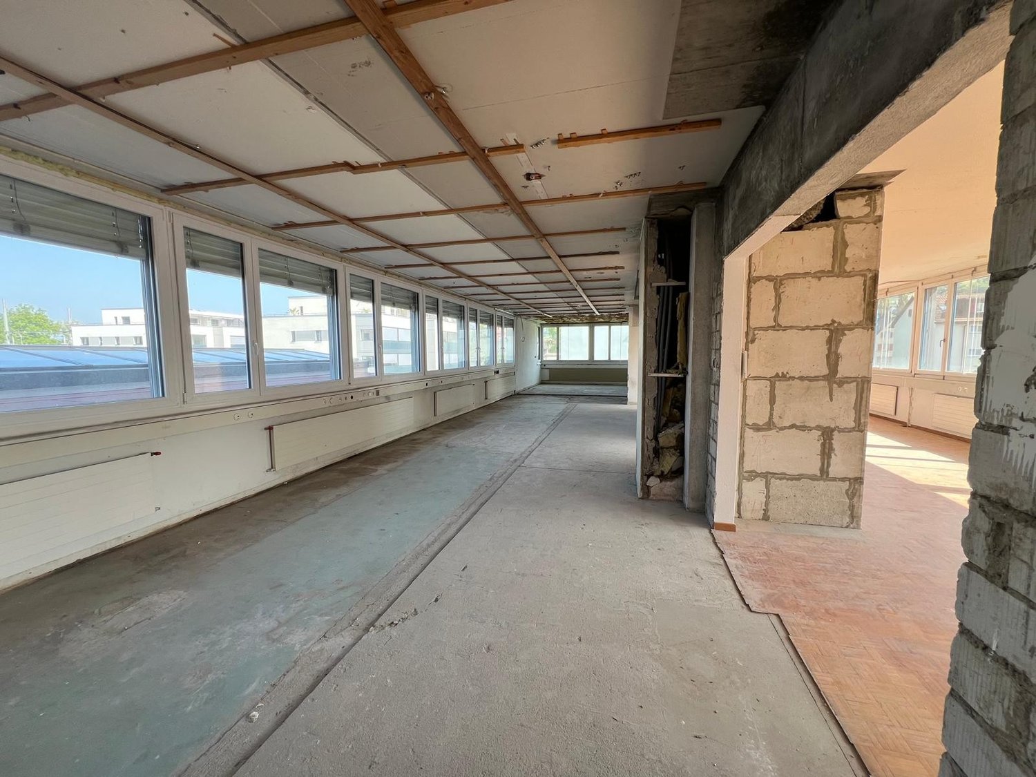 190m² office