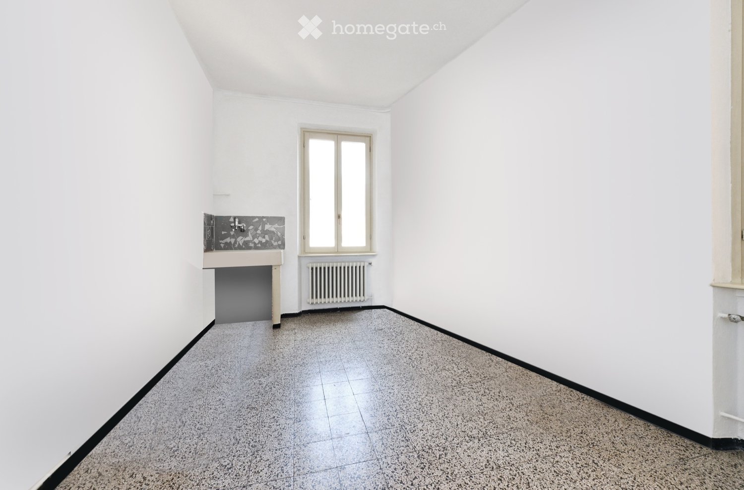 3 pièces + sanitaires, 2ème étage, 100m gare, toutes charges comprises, pas de décompte, photo 1 sur 5