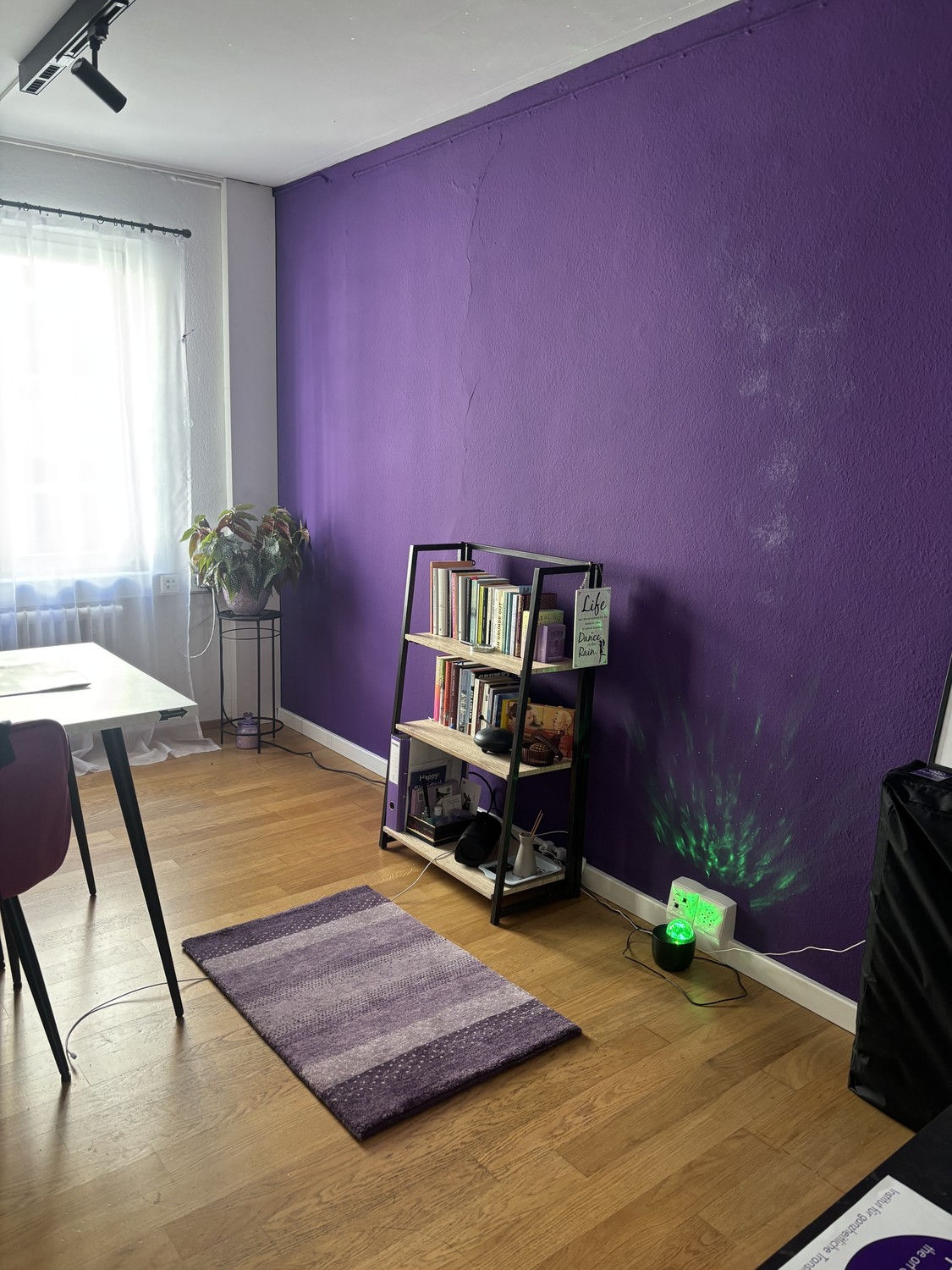 Bureau de 40m²
En usage partagé pour des activités de bureau calmes, central et économique
Peut être réservé pour quelques heures, quelques jours ou pour des semaines. Prix après accord.