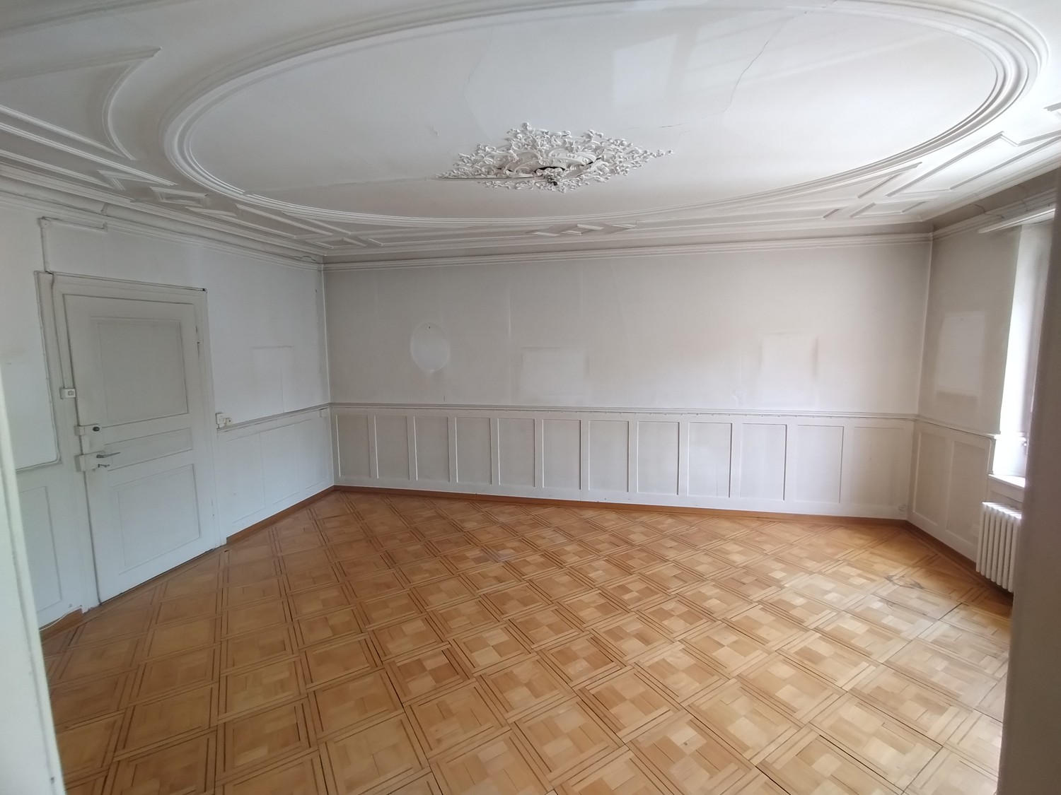 Chambre dans une colocation

Je loue une chambre dans un appartement de 3.5 pièces à l'emplacement génial au Schachen 12. Il s'agit d'une colocation de 2 personnes. Salle de bain avec baignoire.