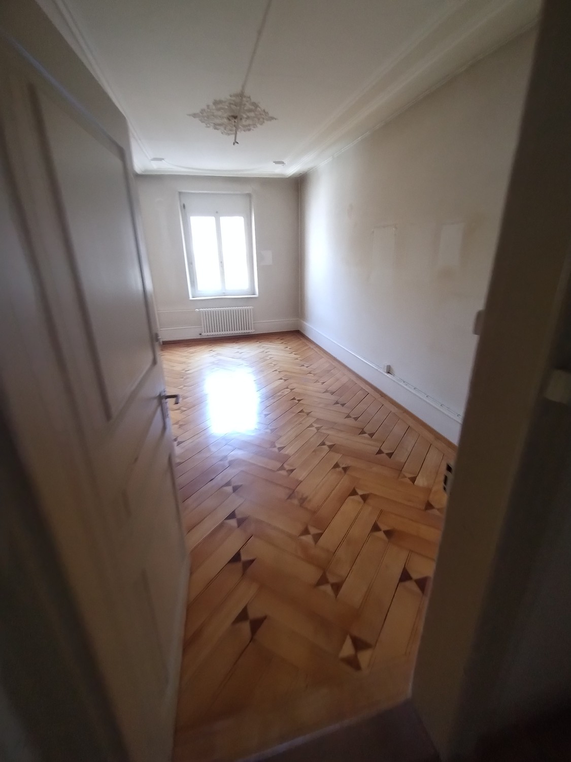 Chambre dans une colocation

Je loue une chambre dans un appartement de 3.5 pièces à l'emplacement génial au Schachen 12. Il s'agit d'une colocation de 2 personnes. Salle de bain avec baignoire.