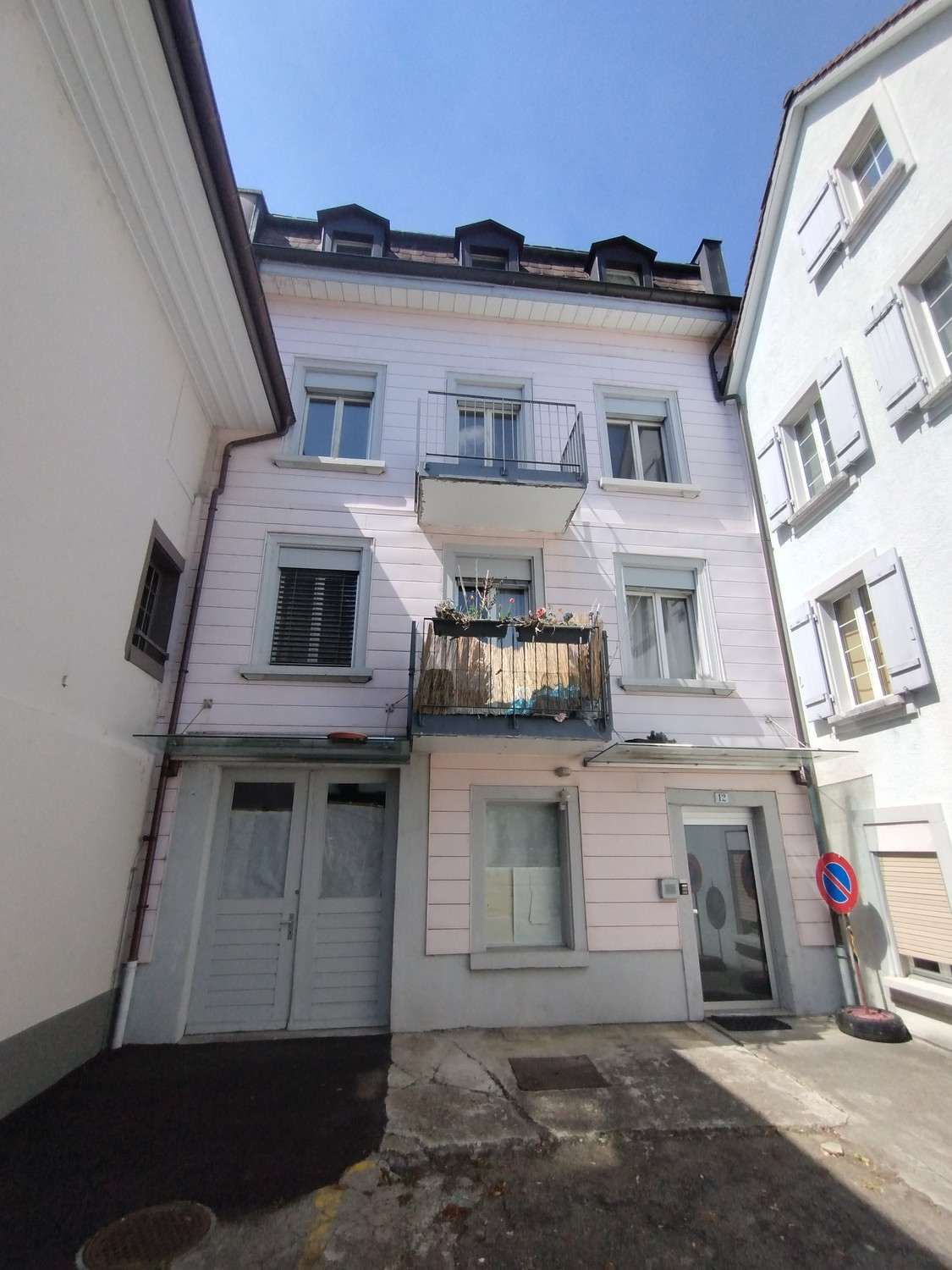 Chambre dans une colocation

Je loue une chambre dans un appartement de 3.5 pièces à l'emplacement génial au Schachen 12. Il s'agit d'une colocation de 2 personnes. Salle de bain avec baignoire.