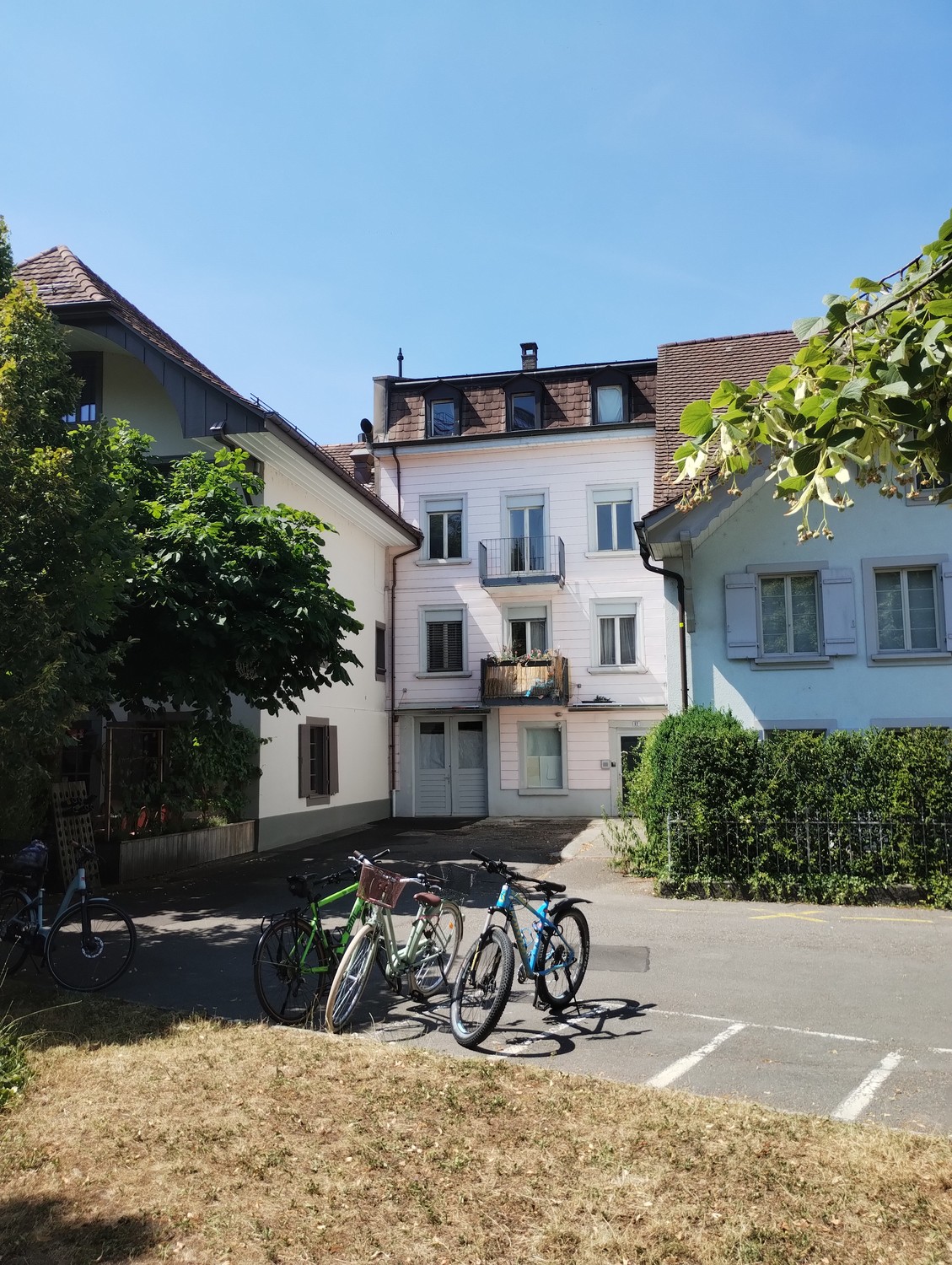 Chambre dans une colocation

Je loue une chambre dans un appartement de 3.5 pièces à l'emplacement génial au Schachen 12. Il s'agit d'une colocation de 2 personnes. Salle de bain avec baignoire.