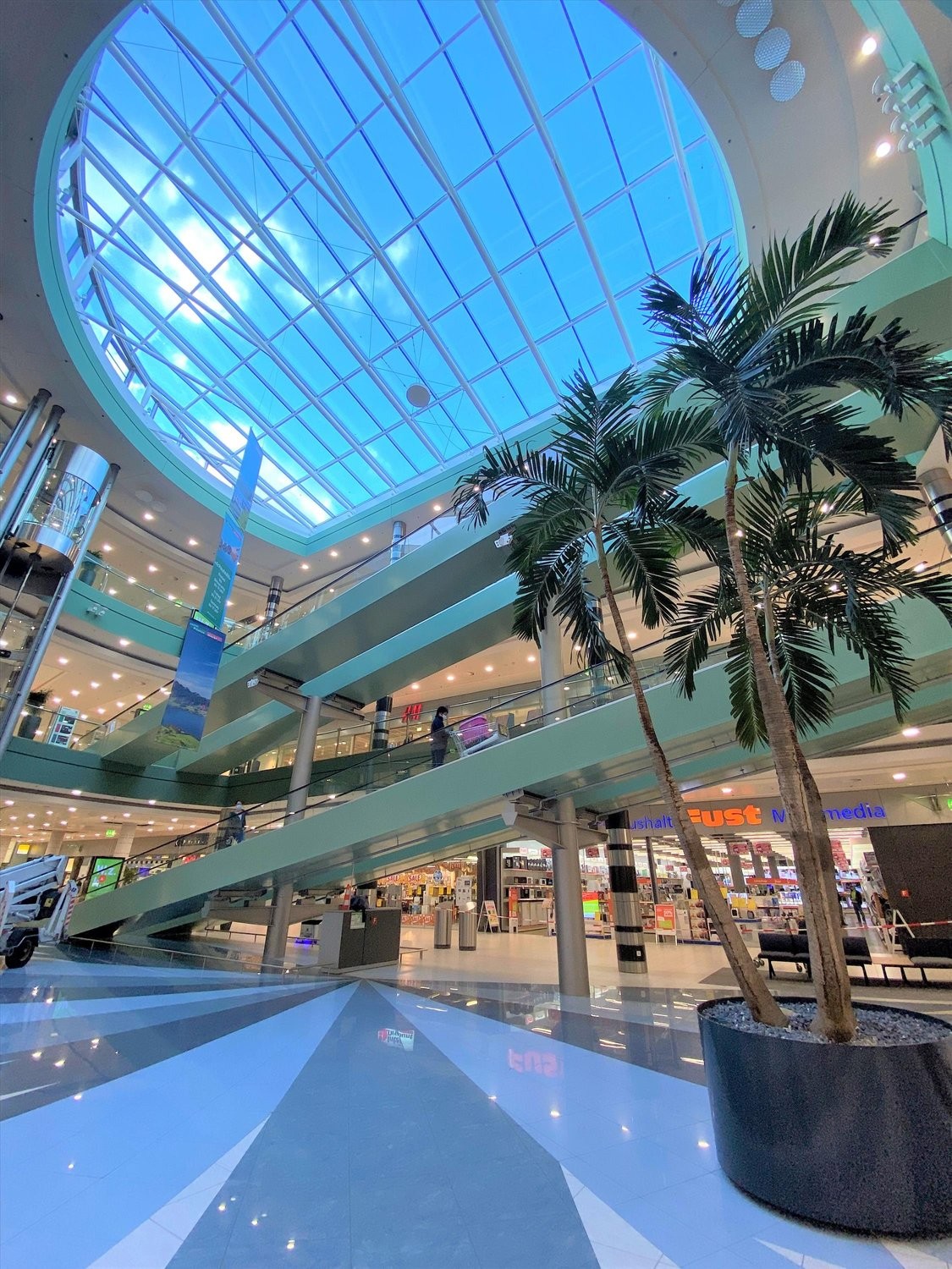 Espaces commerciaux flexibles au Pilatusmarkt Kriens

45 – 940 m² pour votre idée commerciale !

Qu'il s'agisse de vente au détail, de bureaux, d'un cabinet médical ou de services – au Pilatusmarkt Kriens, déjà établi, vous trouverez des surfaces flexibles pour les concepts d'utilisation les plus va