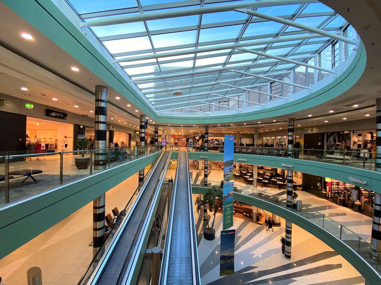 Espaces commerciaux flexibles au Pilatusmarkt Kriens

45 – 940 m² pour votre idée commerciale !

Qu'il s'agisse de vente au détail, de bureaux, d'un cabinet médical ou de services – au Pilatusmarkt Kriens, déjà établi, vous trouverez des surfaces flexibles pour les concepts d'utilisation les plus va